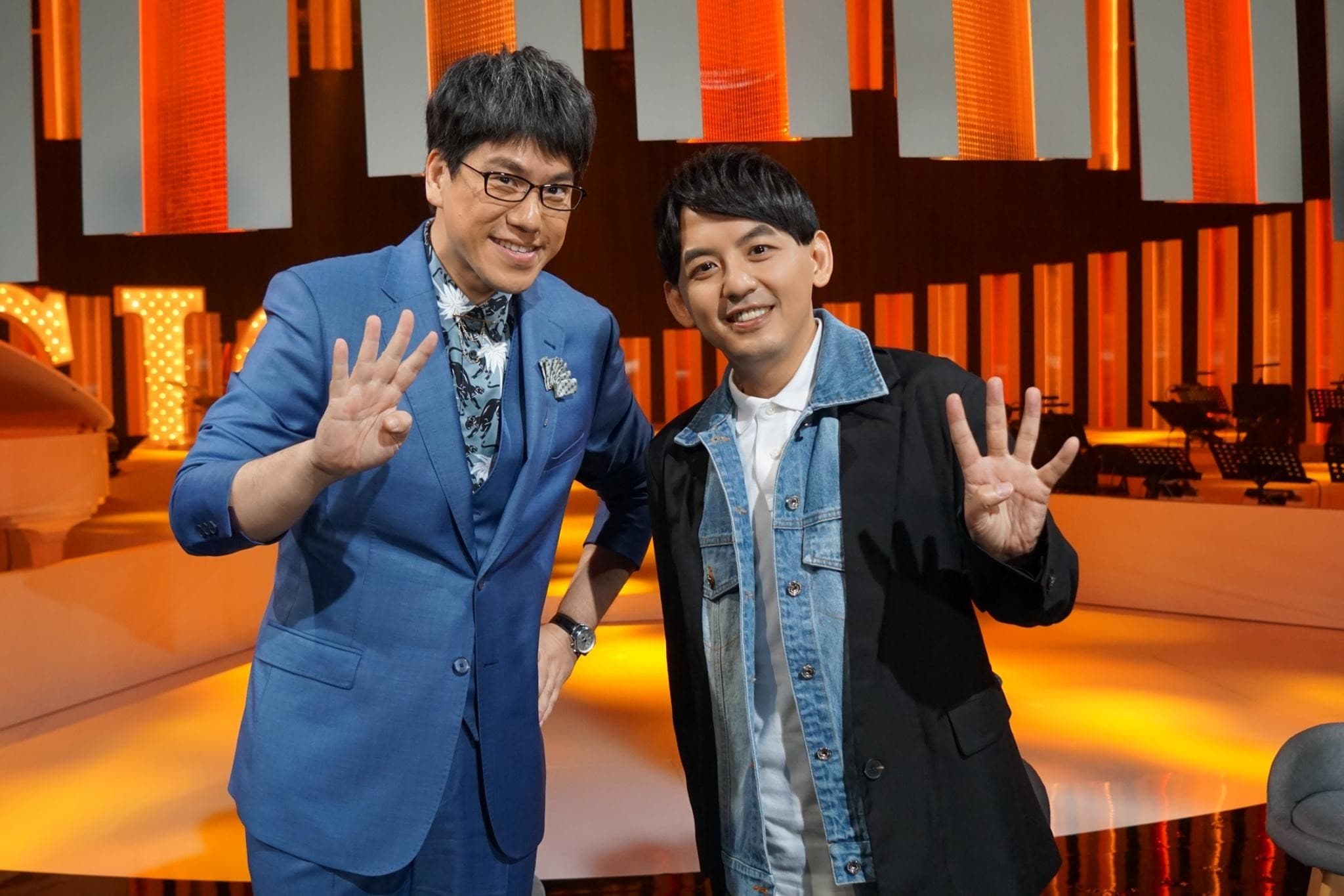 主持人馬世芳（左）與來賓黃子佼（右），共同選出8首華人歌曲做為節目主題歌單。（公視提供）