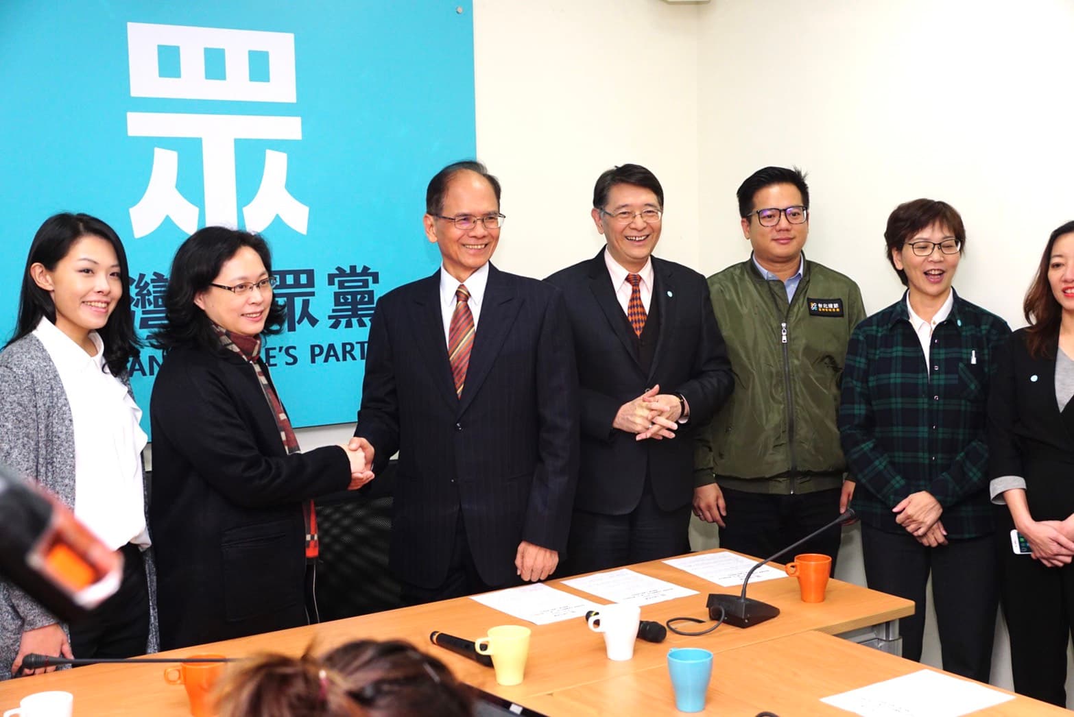 立法院長游錫堃(左3)拜會台灣民眾黨黨團。(台灣民眾黨黨團提供)