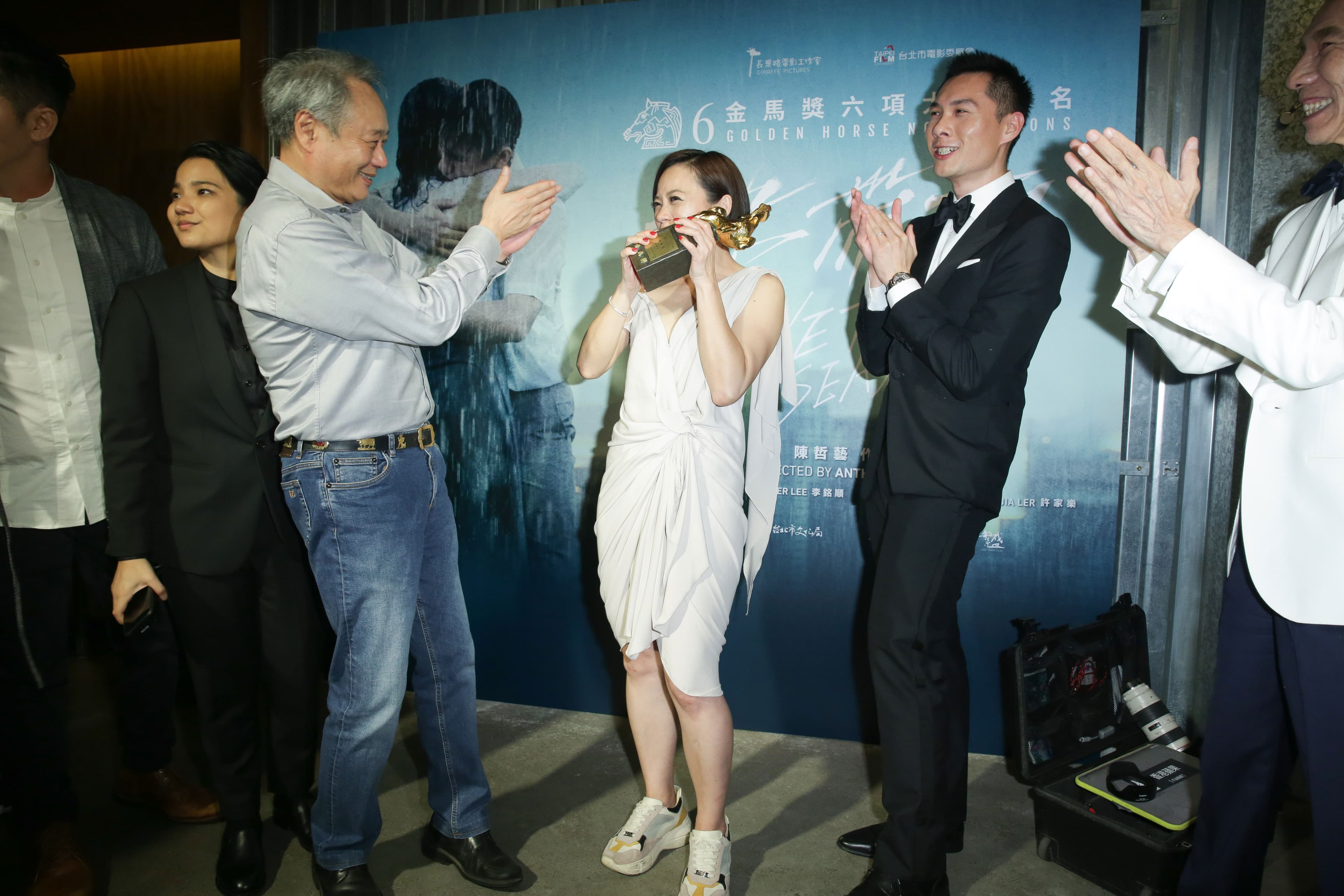 陳哲藝(右)《熱帶雨》去年入圍金馬最佳導演、影片等6項大獎,楊雁雁(中)更拿下最佳女主角,導演李安(左)亦前來恭喜致意。(陳仁萱攝)