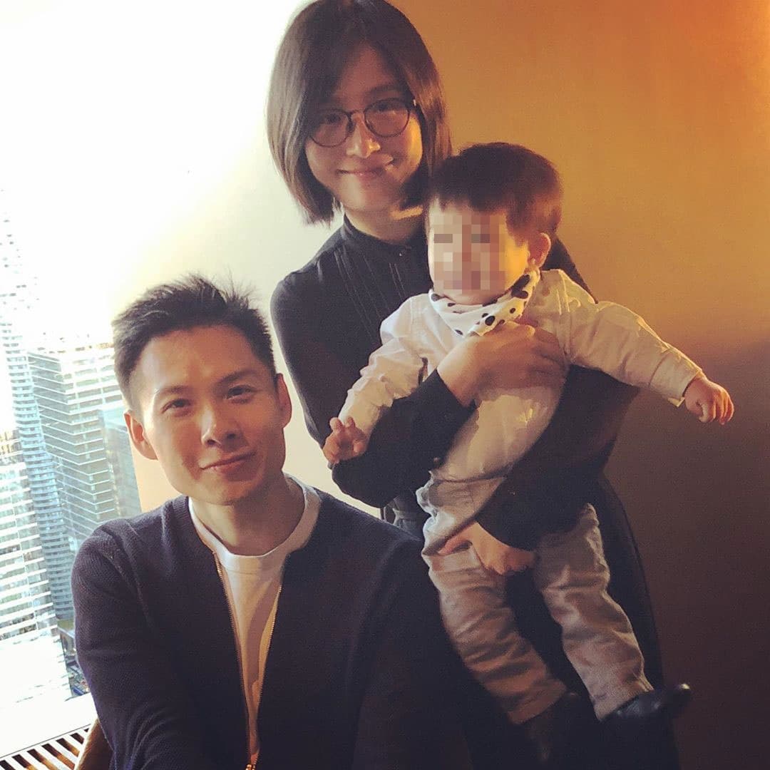 陳哲藝(左)25歲結婚,老婆(右站者)調理體質受孕受盡苦頭的經驗被他移情寫進了《熱帶雨》,電影拍到一半,兒子就出生了。他歡呼早婚萬歲,成家了,就可以把精力放在拚搏事業。(翻攝陳哲藝Instagram)