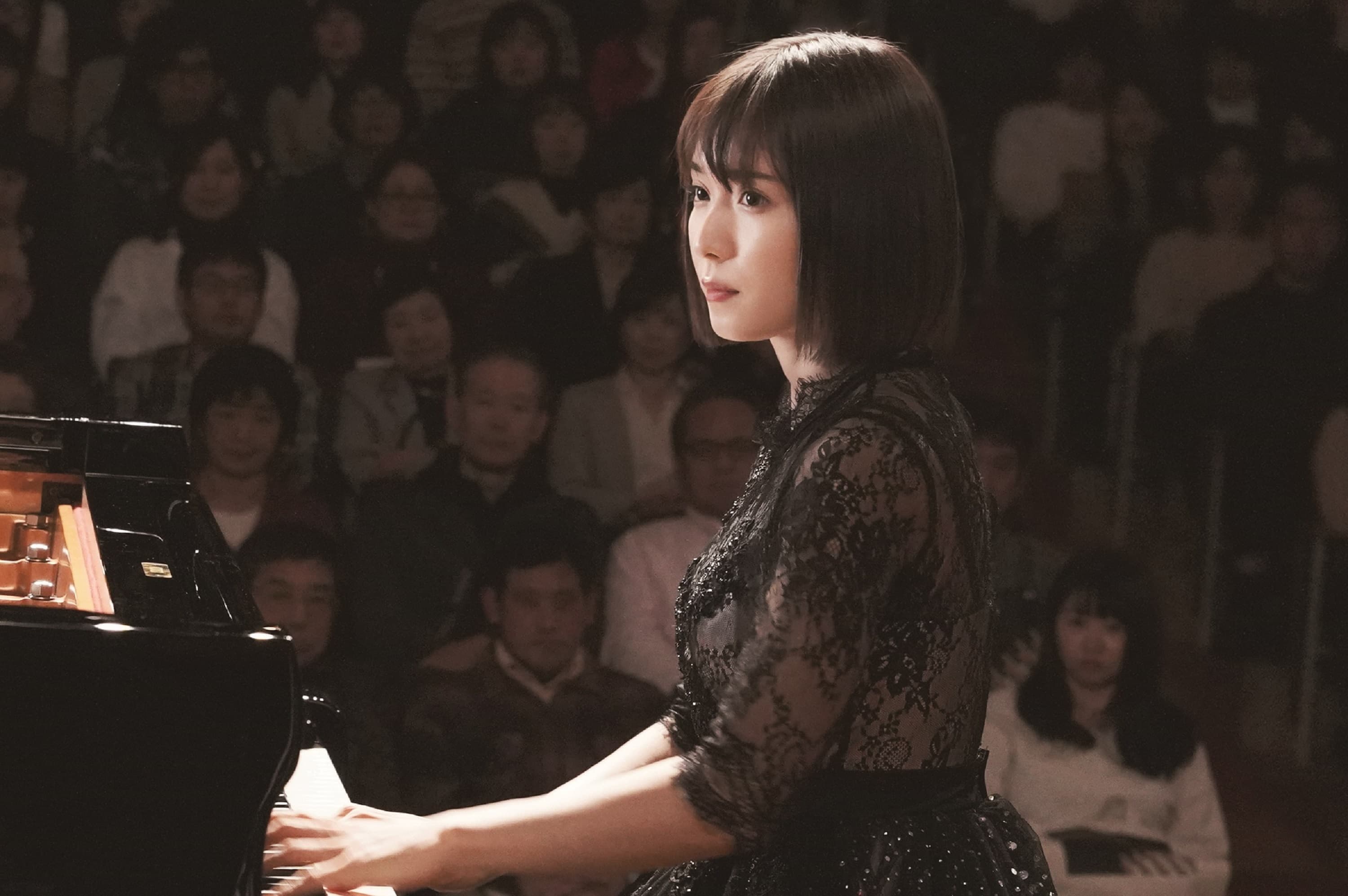 《蜜蜂與遠雷》松岡茉優飾演天才少女亞夜，一度消失在樂壇，如今卻重回鋼琴比賽。（威望國際）