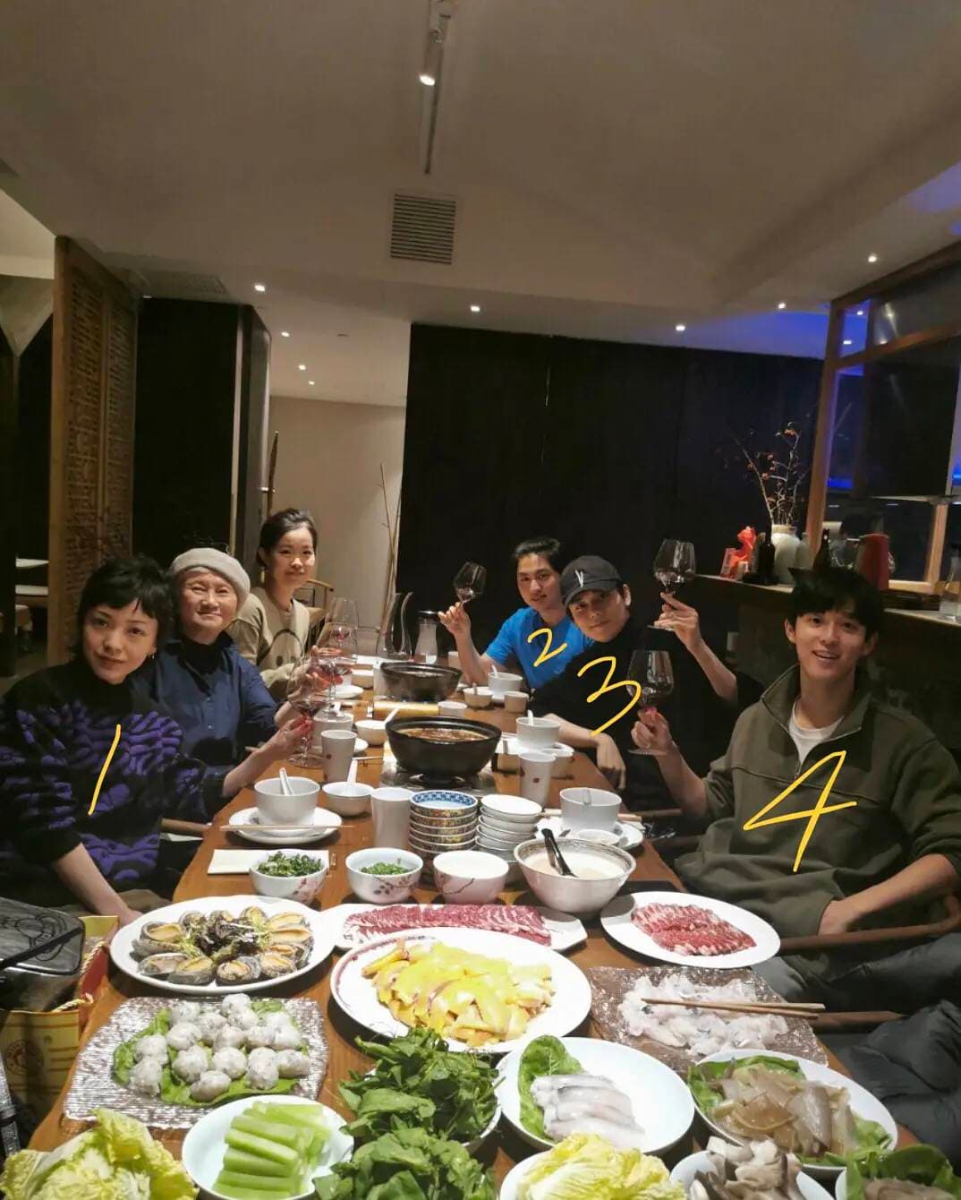 郭采潔近日與林彥俊及友人聚餐,疑似已開始為新劇提前做準備。(翻攝自豆瓣)