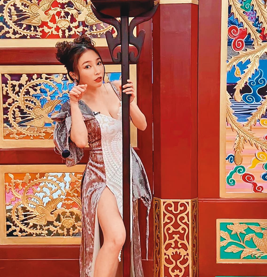 張家瑋敢露敢秀配合度高,深受電視台高層喜愛。