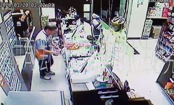 劉姓男子拿紙條提著汽油到超商企圖放火引爆打劫。(翻攝畫面)