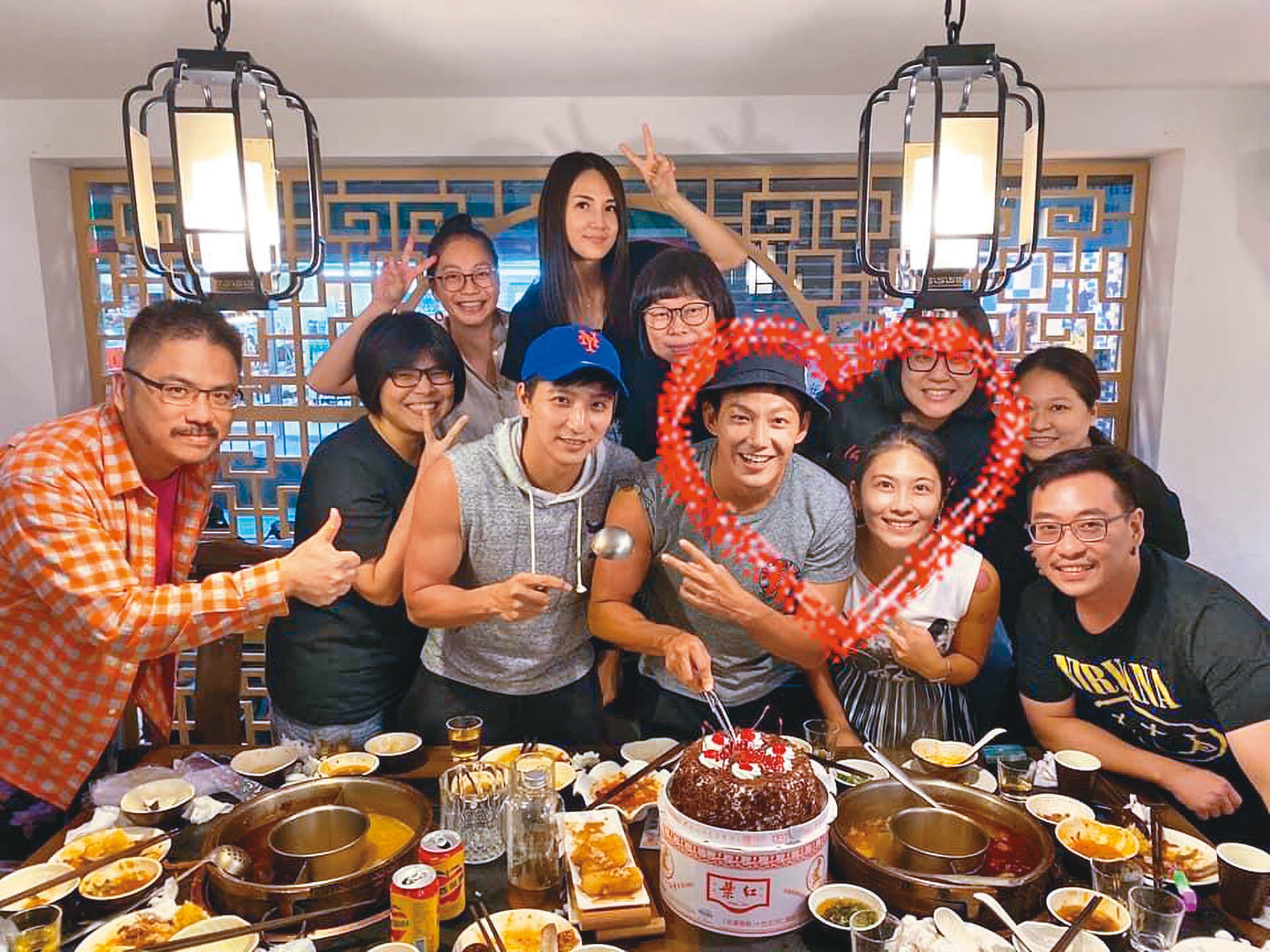 去年威廉(前排右3)生日,卓君澤(前排右2)陪伴在旁,女主人身分已被親友認證。(翻攝自威廉臉書)