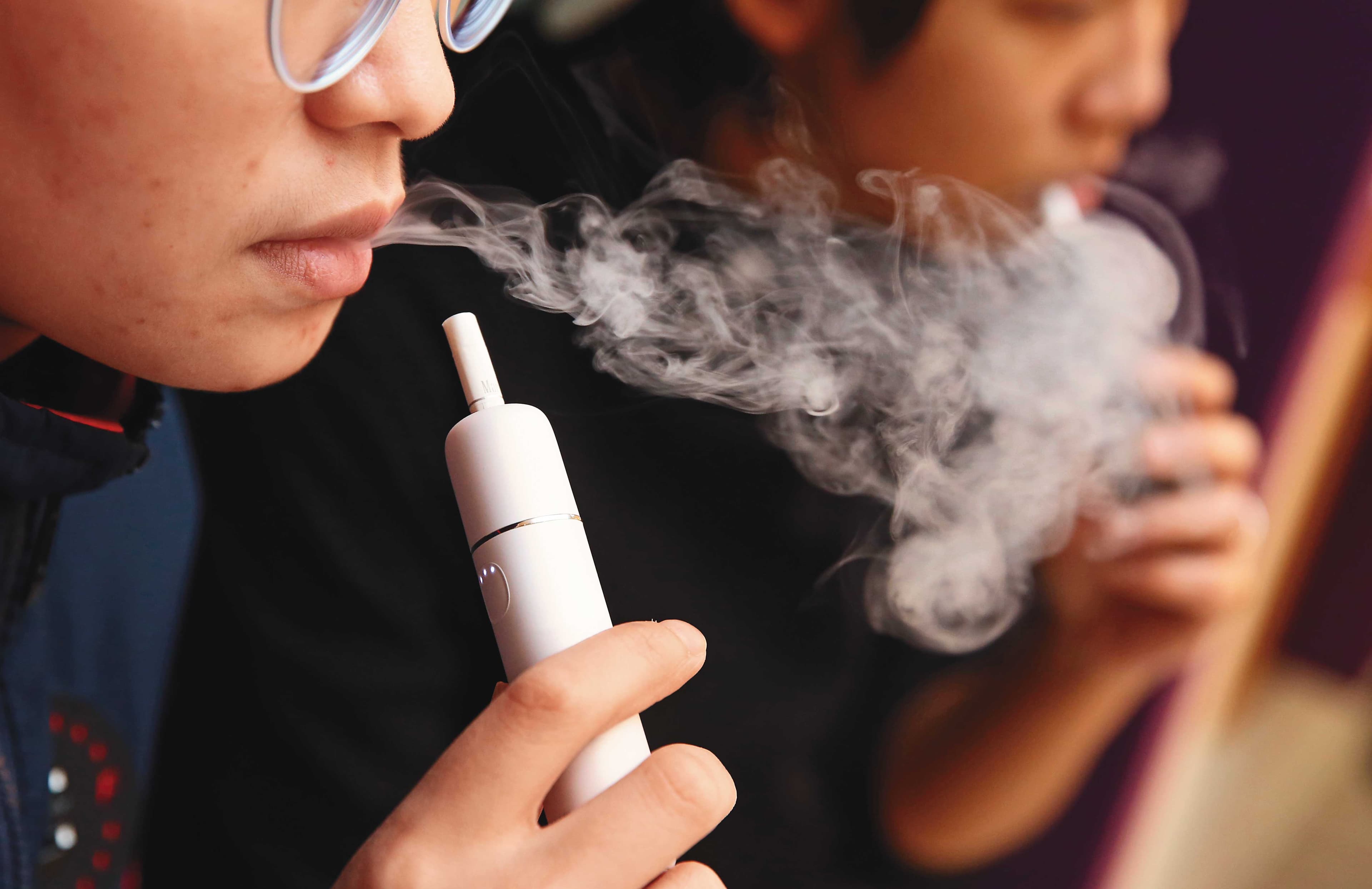 政府對加熱菸的屬性至今認定不明,執法上引發不小爭議。