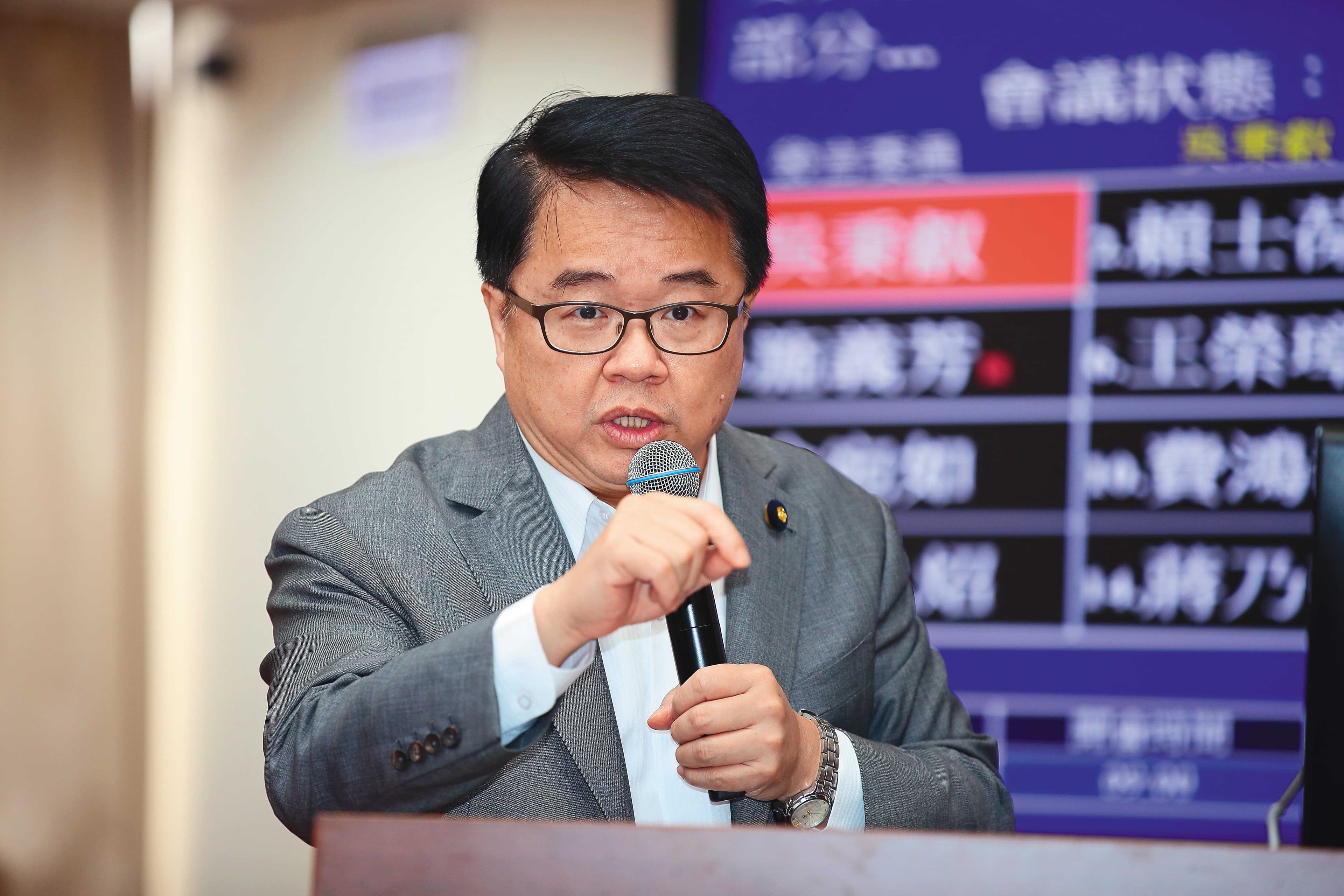 立委吳秉叡認為,如果單方面禁止加熱菸,恐出現與傳統紙菸2套標準的矛盾情形。