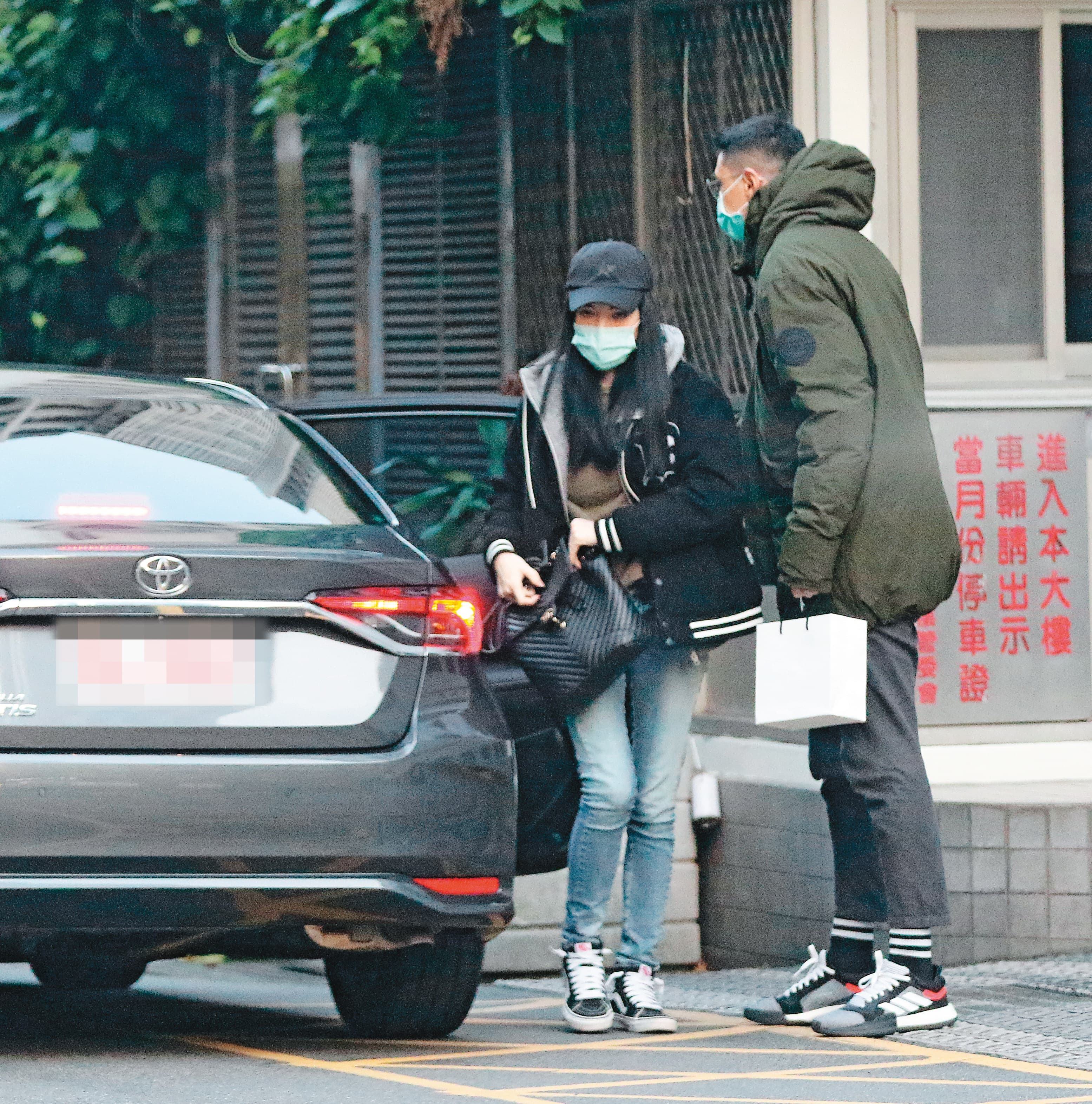 1/30 17:11,車開到北市仁愛路上,兩人下車準備吃牛肉麵填飽肚子。