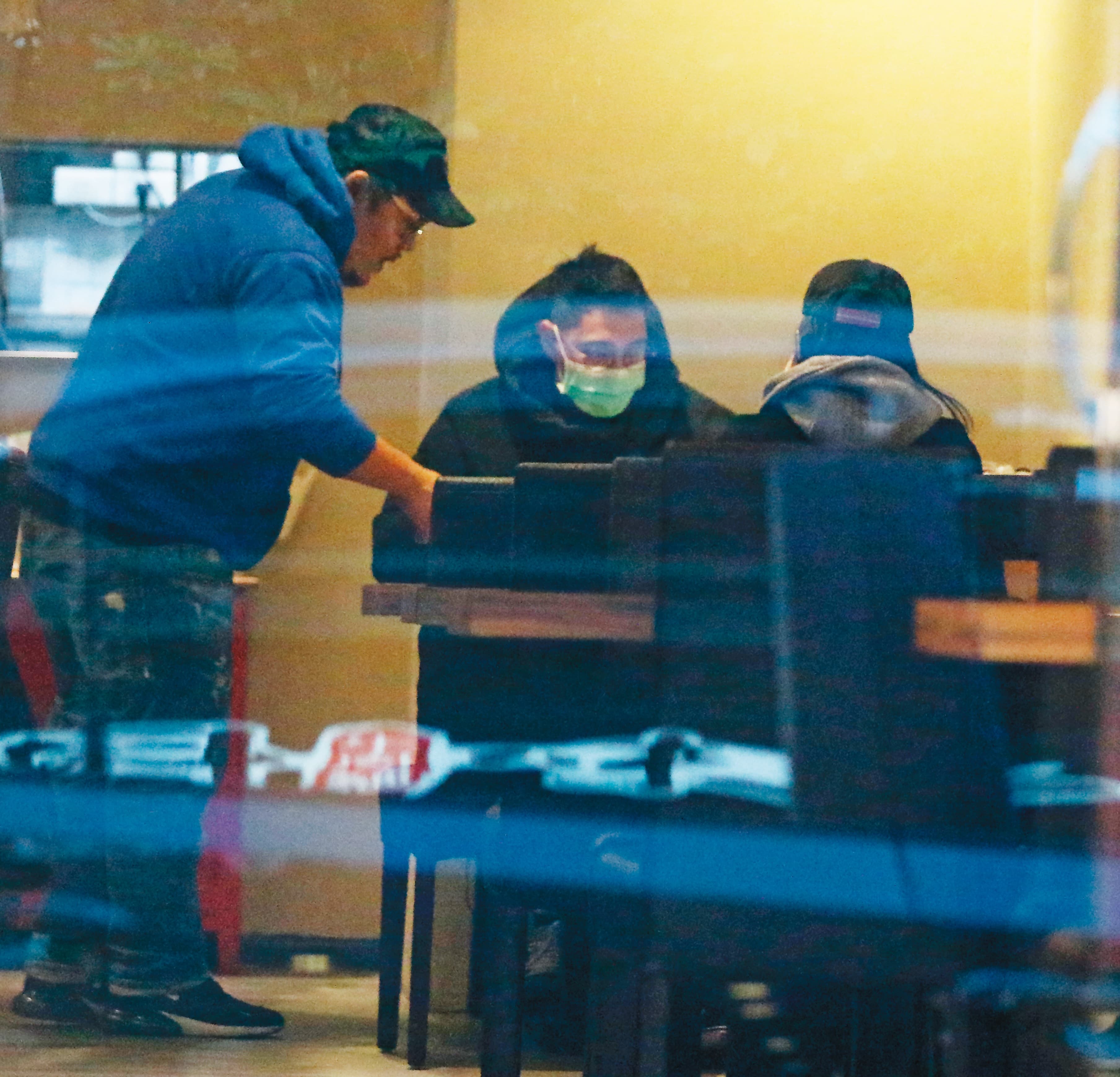 1/30 17:12,一向作風低調的兩人進入餐廳後,便選角落座位用餐。