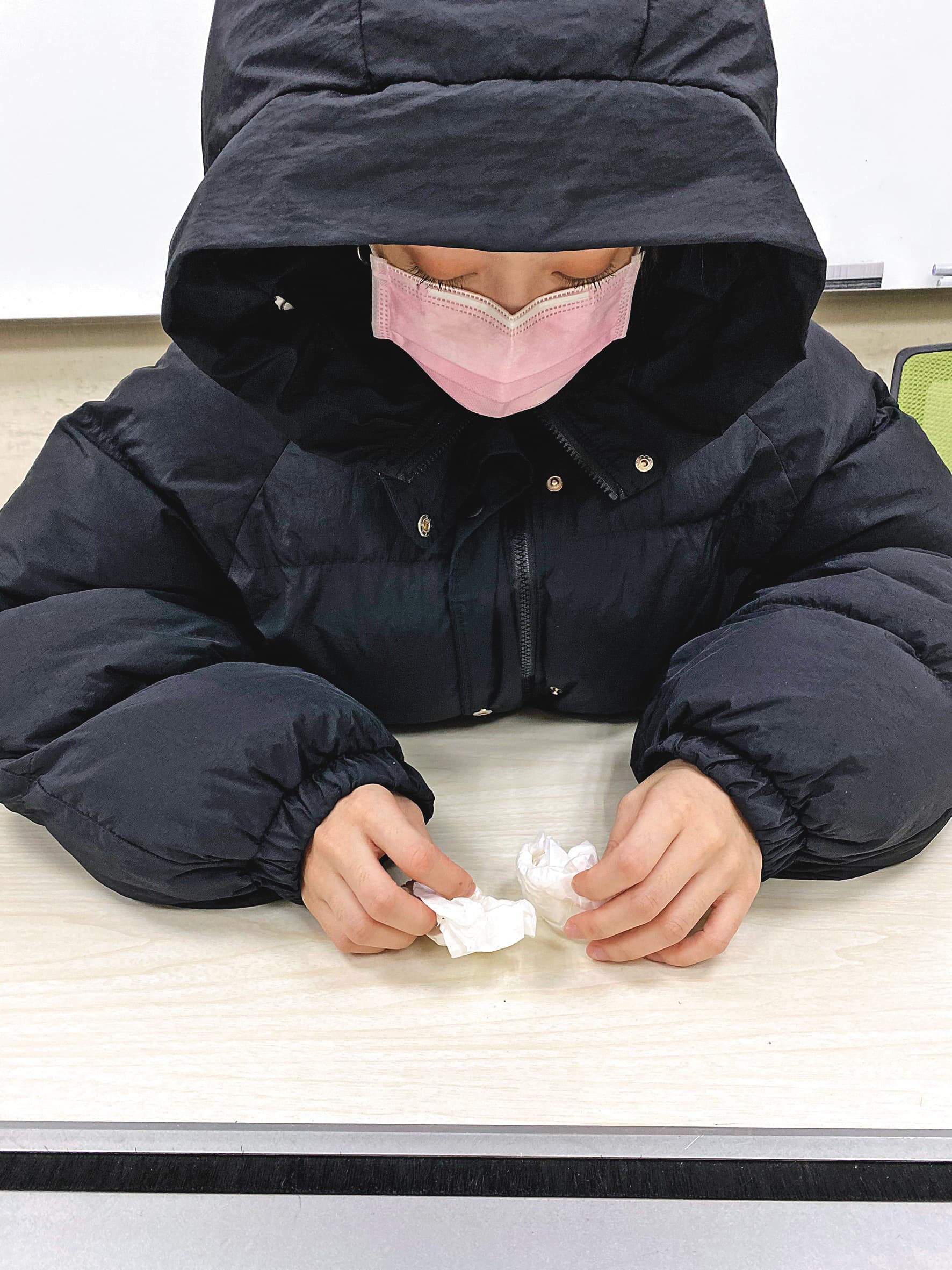 事情已1年多,受害女子右右(化名)至今仍深陷恐懼,談及全案審理期間的心情,她情緒激動,崩潰痛哭,幾度無法言語。