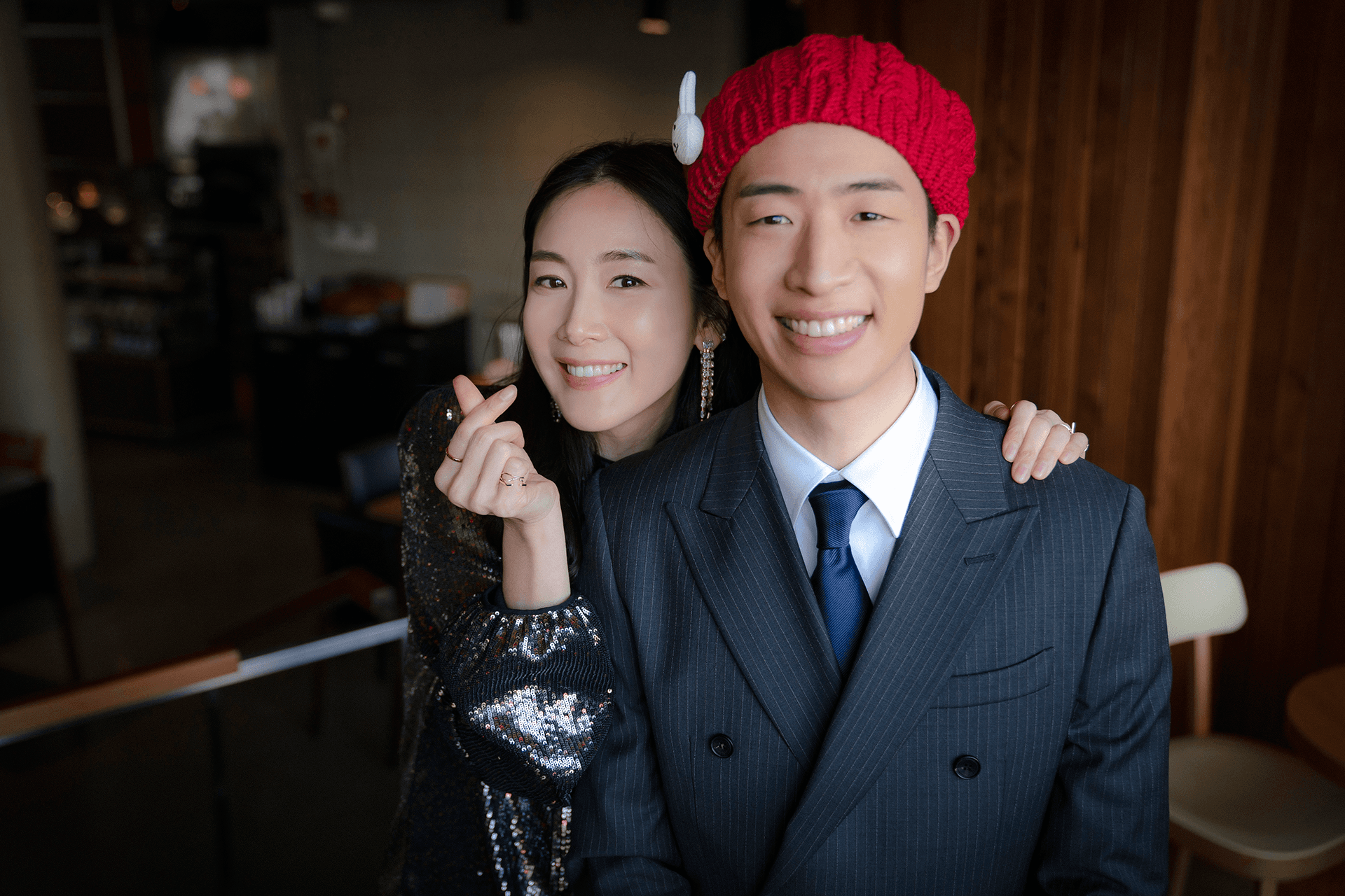 崔智友（後）客串《愛的迫降》，孕後首度現身螢光幕。（Netflix提供）