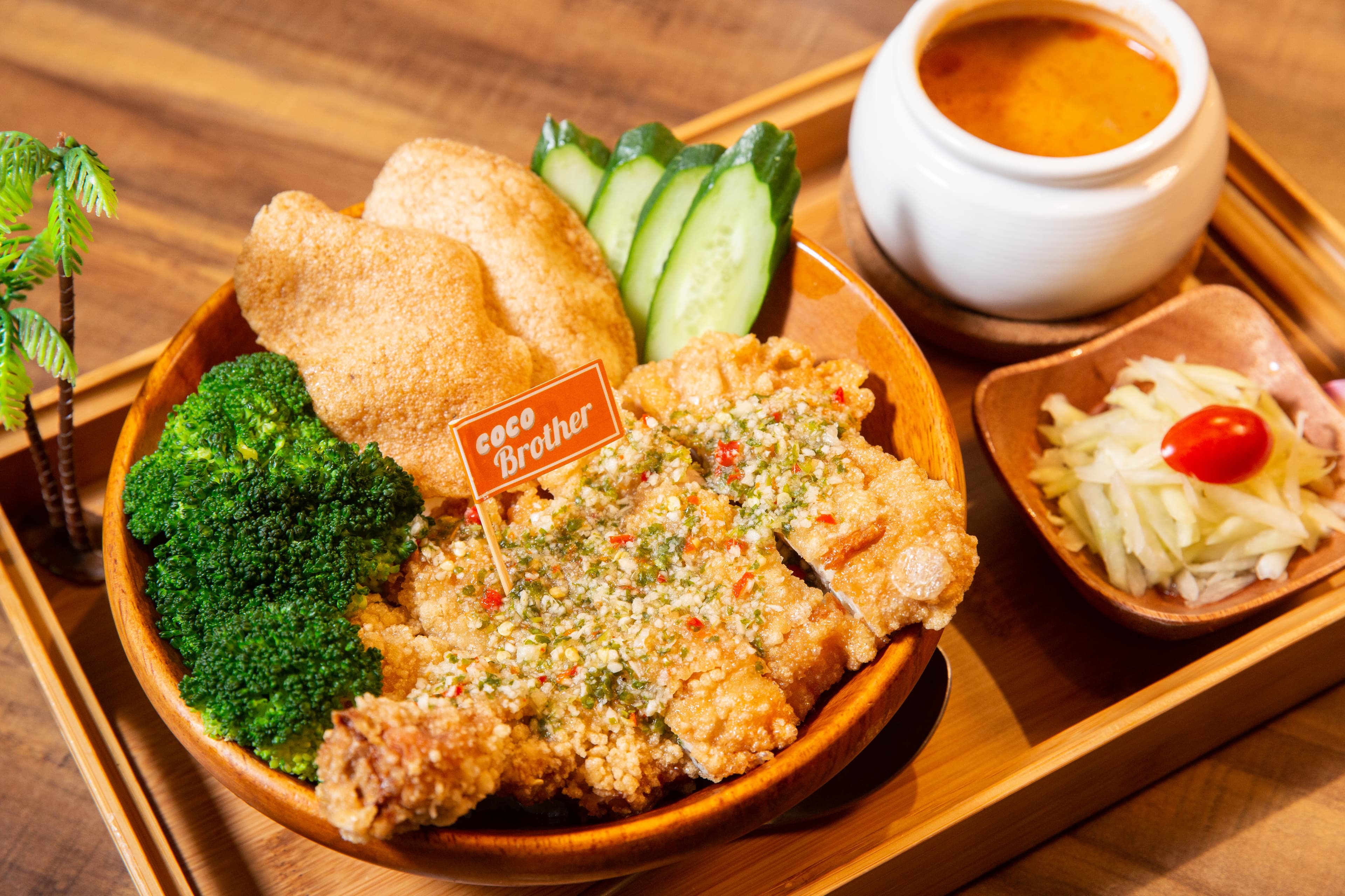 許博勳開店初期原本只打算賣輕食，但他發現，上班族不會想在中午時段吃吐司，後來才開始賣定食。他以天然檸檬汁取代椒麻雞醬中的醋和醬油，推出招牌椒麻雞飯，雞肉吃來沒有死鹹味。（250元／份）