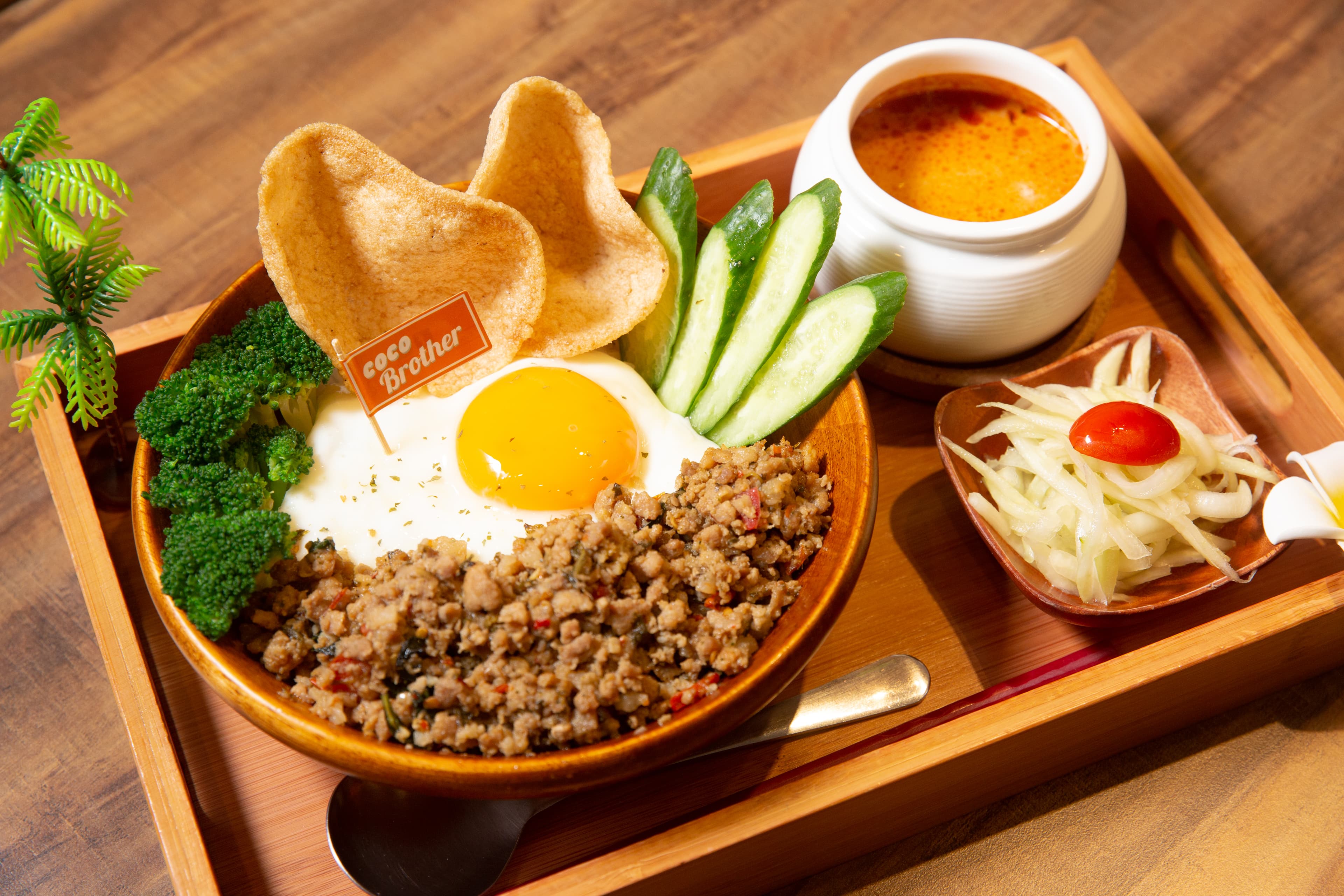 香辣下飯的打拋豬套餐，是椰兄最受歡迎的招牌料理之一。（220元／份）