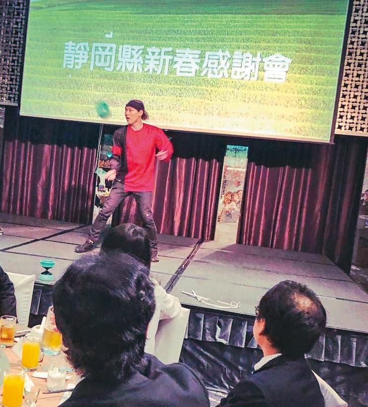 就算是空間不大的小舞台,趙志翰也能輕鬆將扯鈴玩到令台下觀眾目不暇給。(翻攝自趙志翰IG)