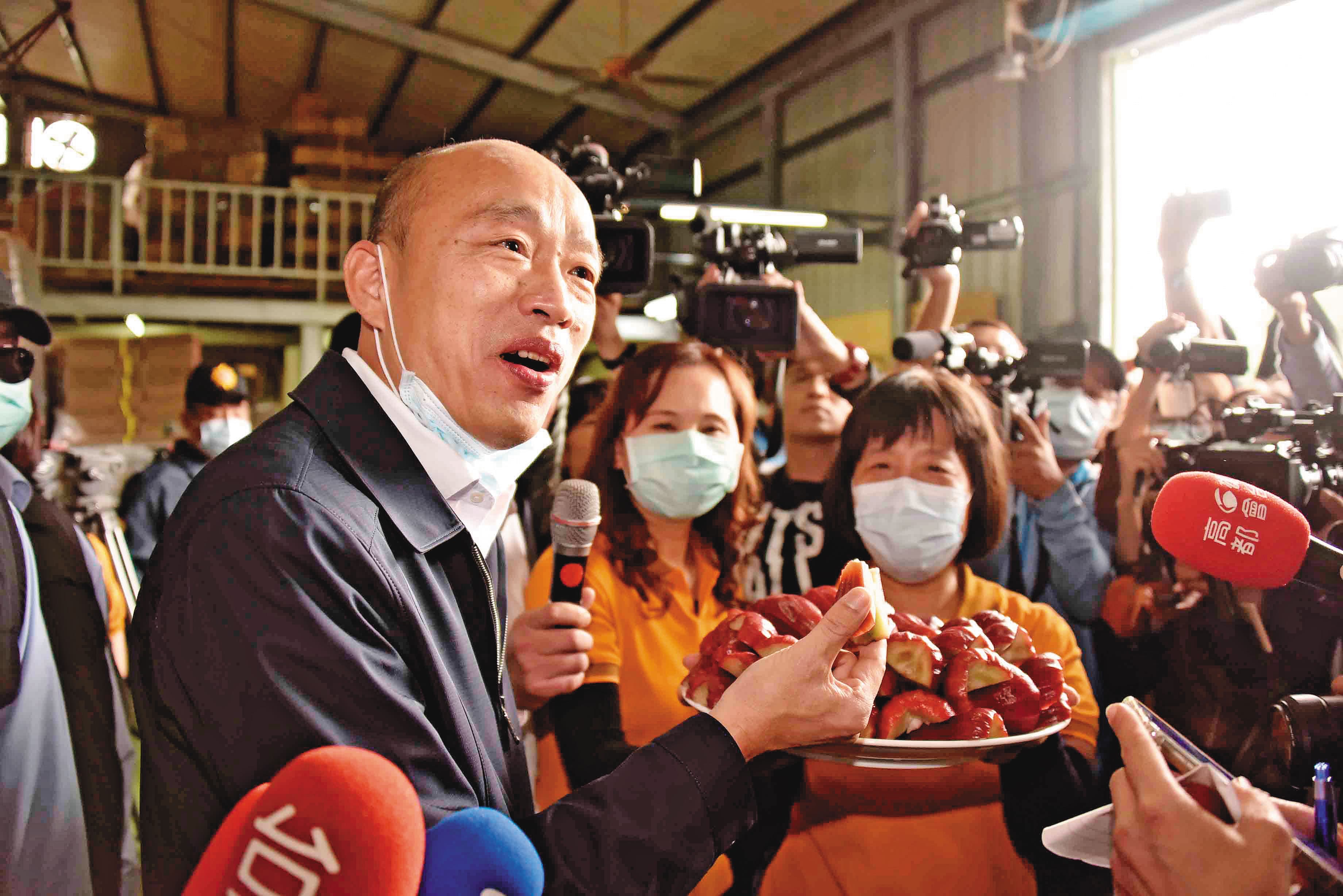 韓國瑜(左)角逐總統失利後,陷入罷免危機,江啟臣主張以市政優先來「保韓」。(高雄市政府提供)