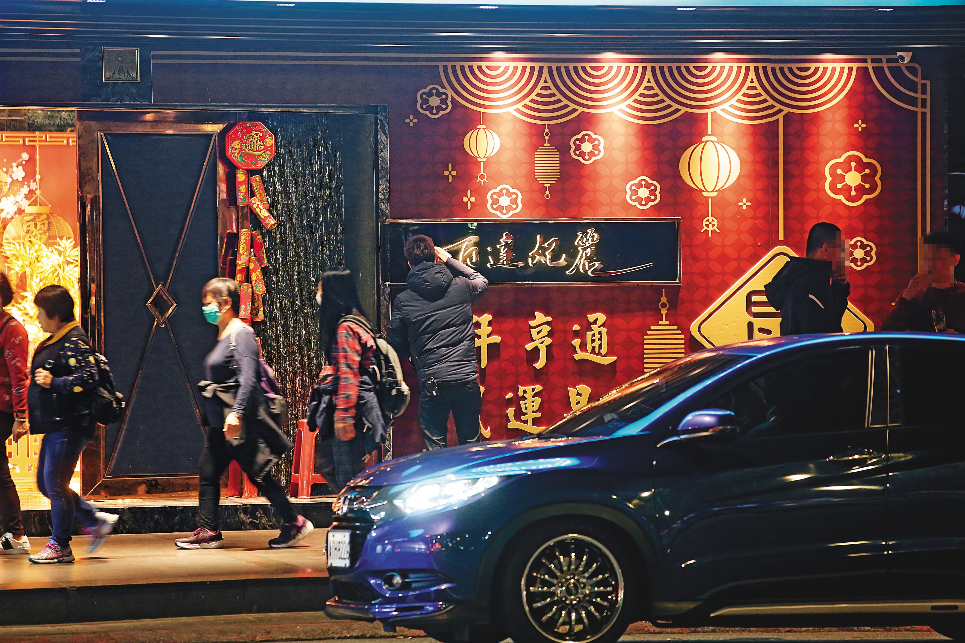 酒店生意門可羅雀,接待人員無聊到拿起衛生紙擦拭招牌。