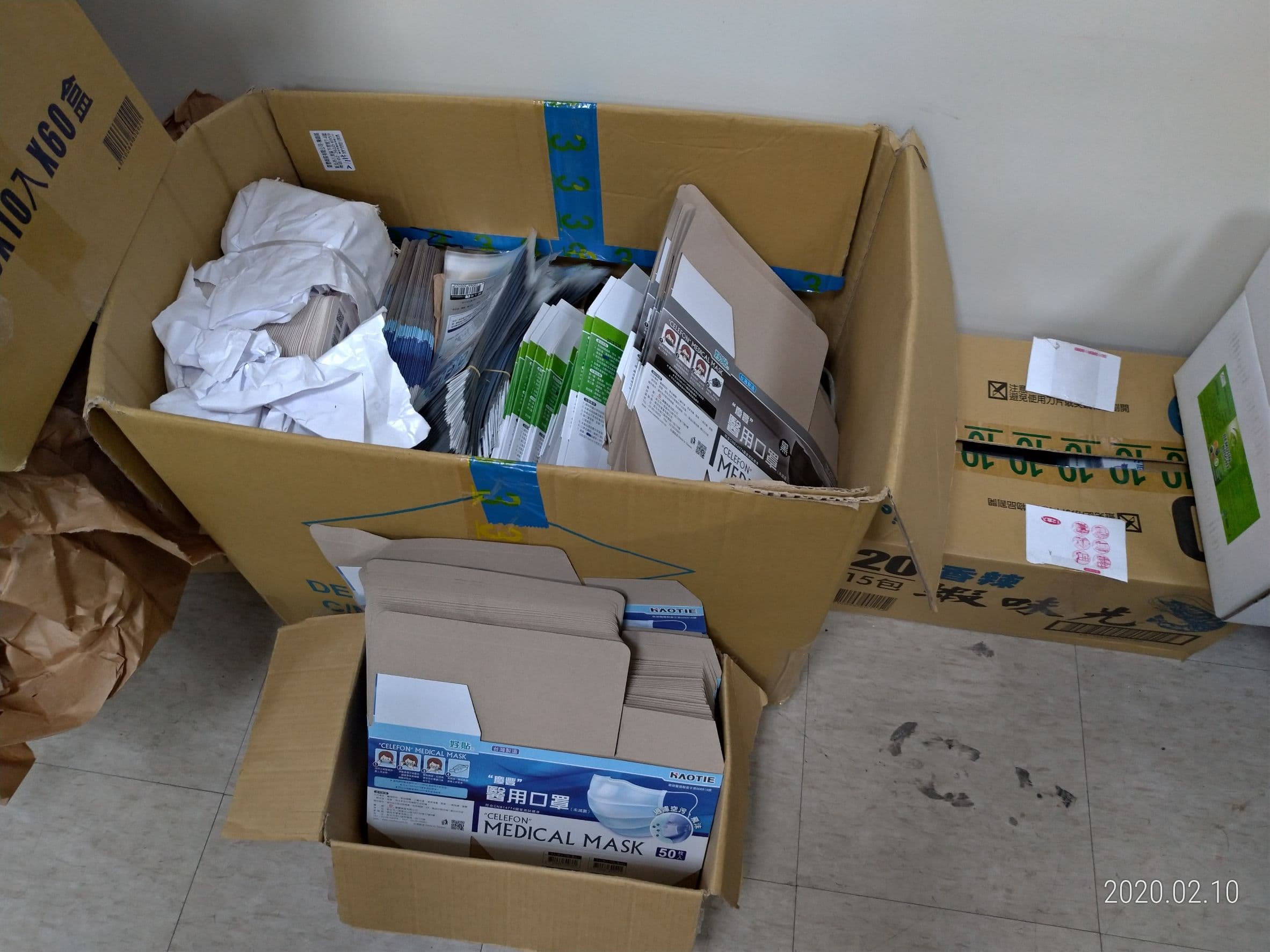 慶豐商貿公司在破爛磚房未經核准製造醫療用口罩跟OK繃等醫療器材。(士林地檢署提供)