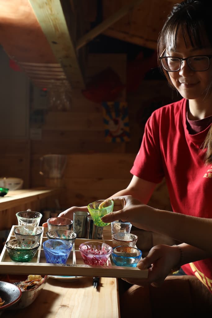 若想開瓶清酒，服務人員會端來各式硝子酒杯，任君挑選這一餐的搭擋。