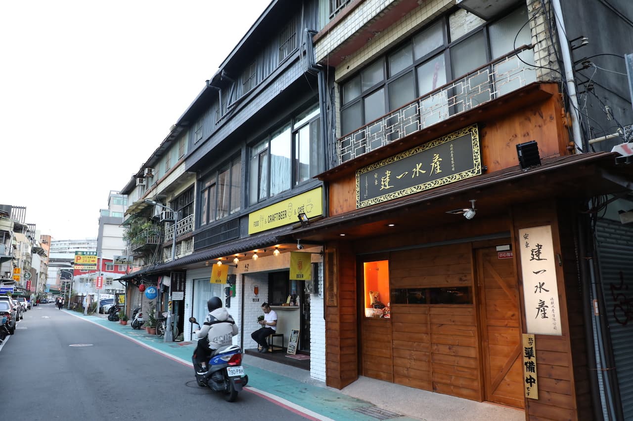 「安東建一水產」是餐廳也是生鮮食材專賣店，常有客人來現撈海鮮外帶。