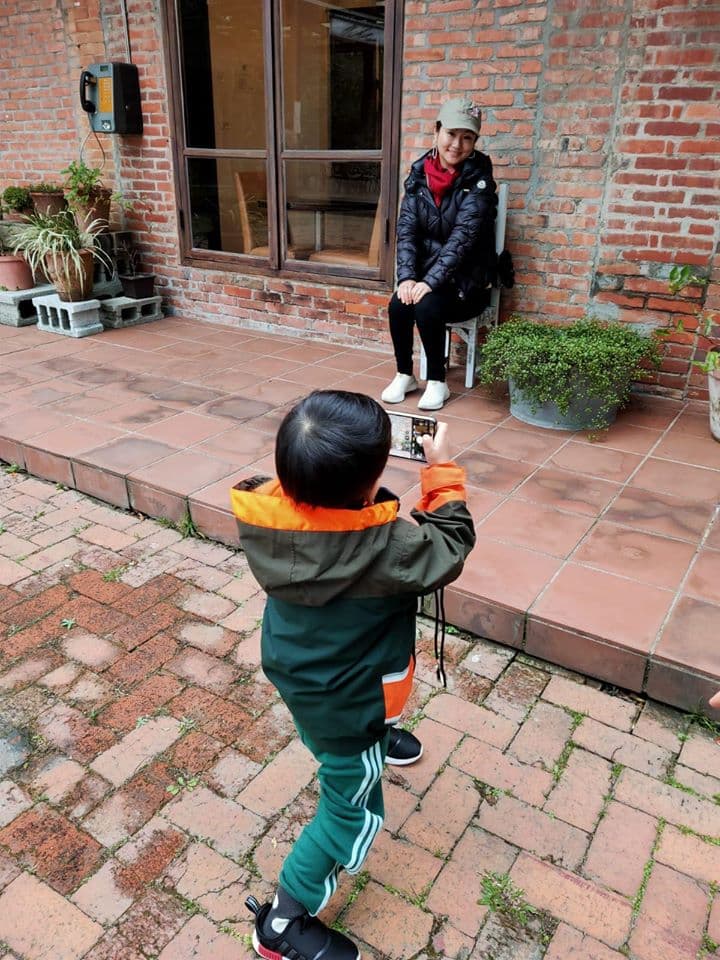 將滿3歲的勁寶,架式十足為「娜娜姨」Selina拍照。(翻攝自Selina臉書)