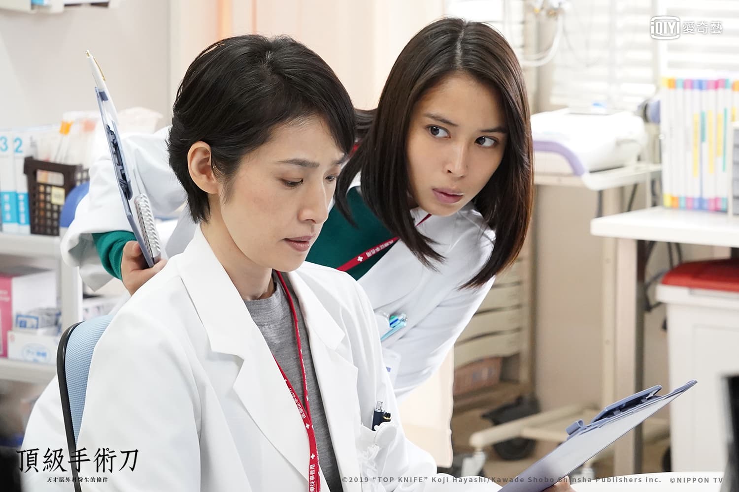 廣瀨愛麗絲在《頂級手術刀–天才腦外科醫生的條件》與偶像天海祐希合作。（愛奇藝台灣站提供）