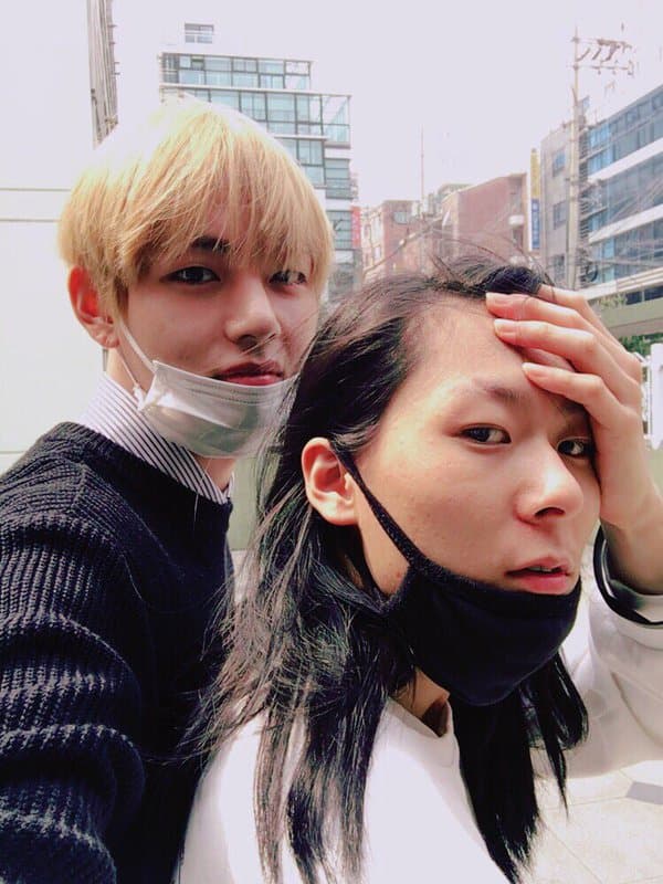 張文福與防彈少年團成員V是高中好麻吉。(網路圖片)