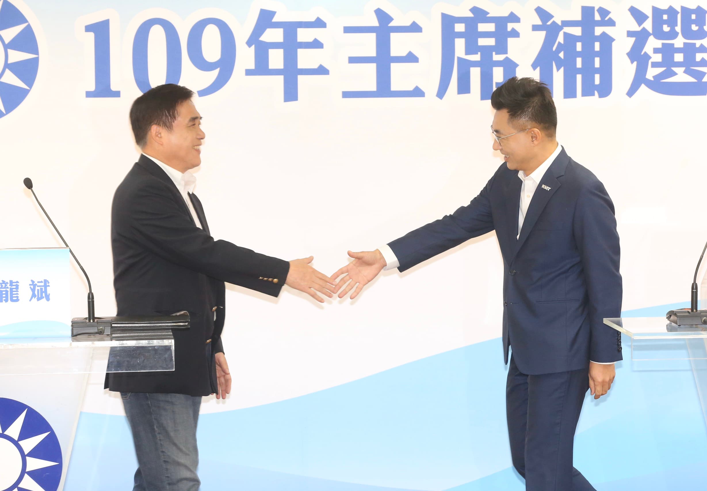 國民黨主席補選政見會,候選人郝龍斌(左)、江啟臣(右)相互握手。