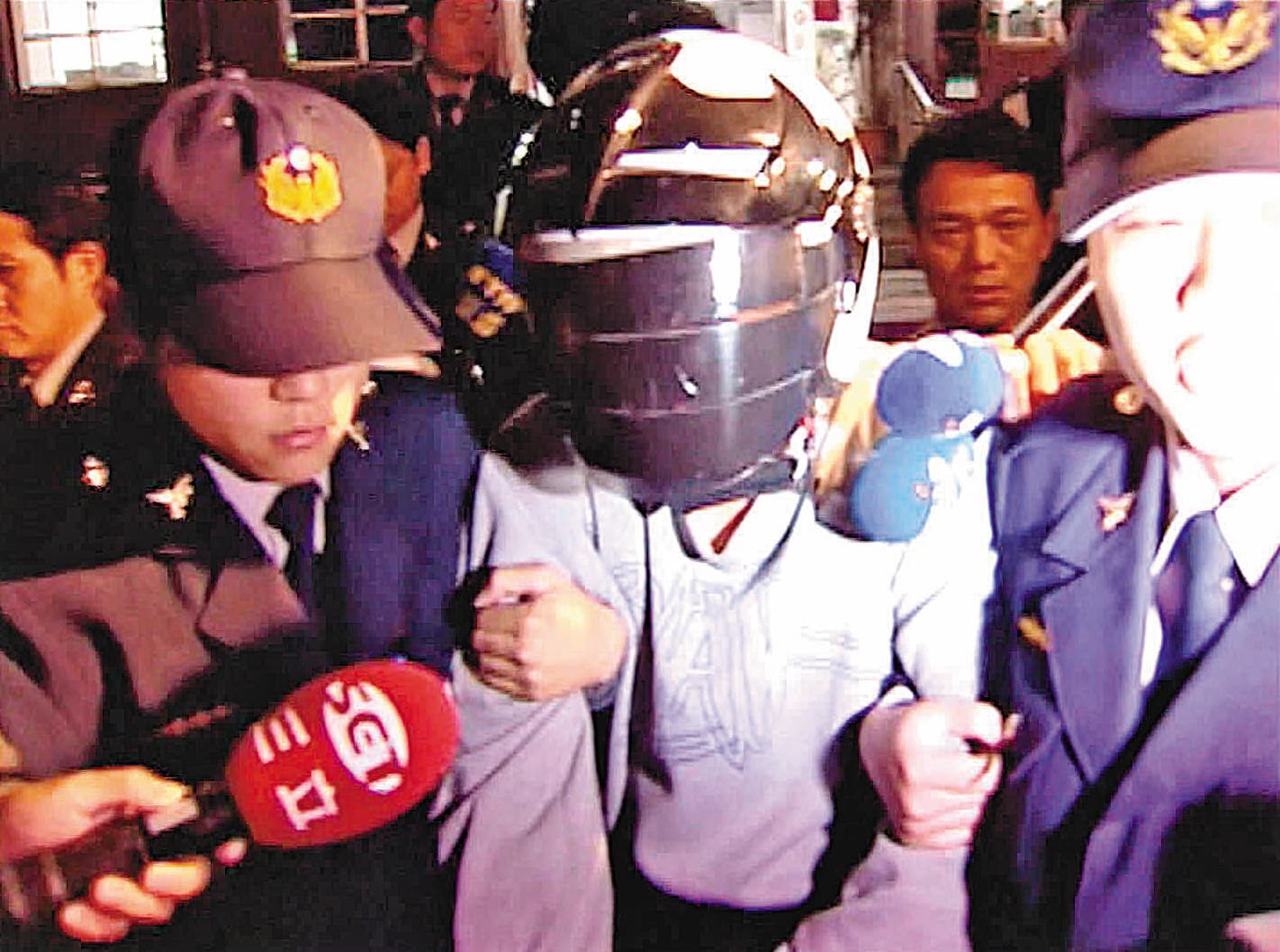 黃富康(中)犯案後不到4小時,就被警方逮捕到案。(東森新聞提供)