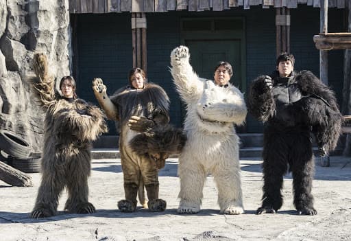 由一群工讀生穿上人偶裝扮成動物,沒想到竟大受歡迎,挽救動物園經營危機。(車庫提供)