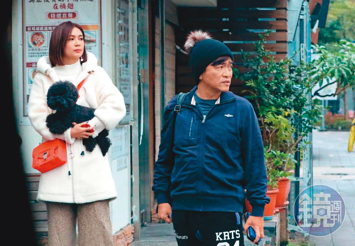 「國光女神」安苡愛在和已婚的吳宗憲用餐時,全程抱著他的愛犬,猶如新晉「憲嫂」,吳更開車到安苡愛家接回愛犬,但兩人只說是「狗友」。