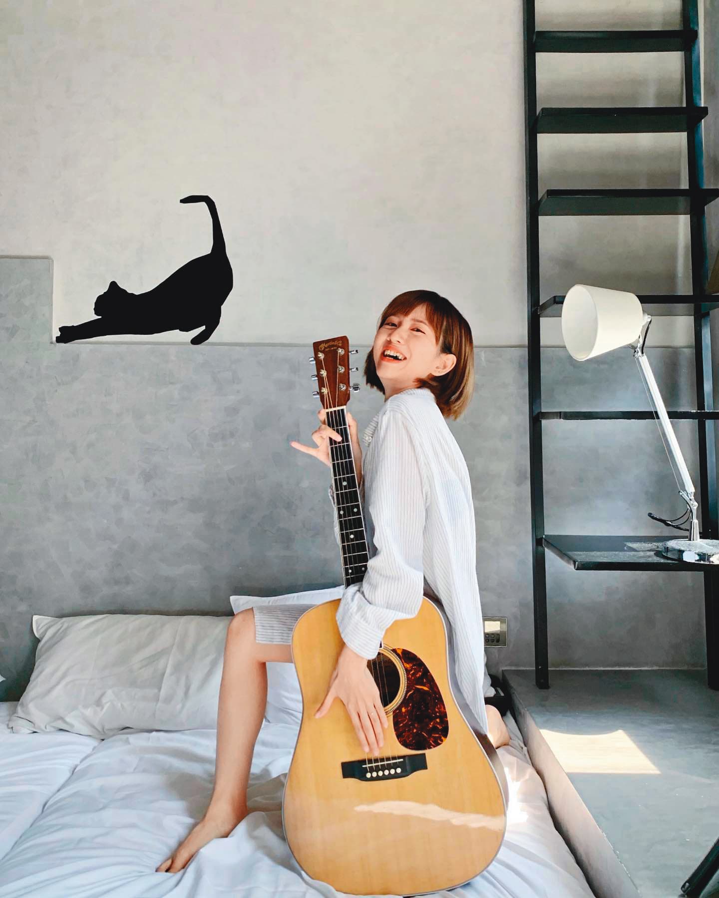 菜菜推出新單曲〈借點寂寞給我〉,該首歌就是她的心情寫照。(翻攝自臉書)