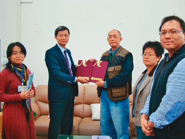 中教大進修推廣部主任許可達(左3)主動告發謝銘元(右1)涉及不法。(翻攝網路)