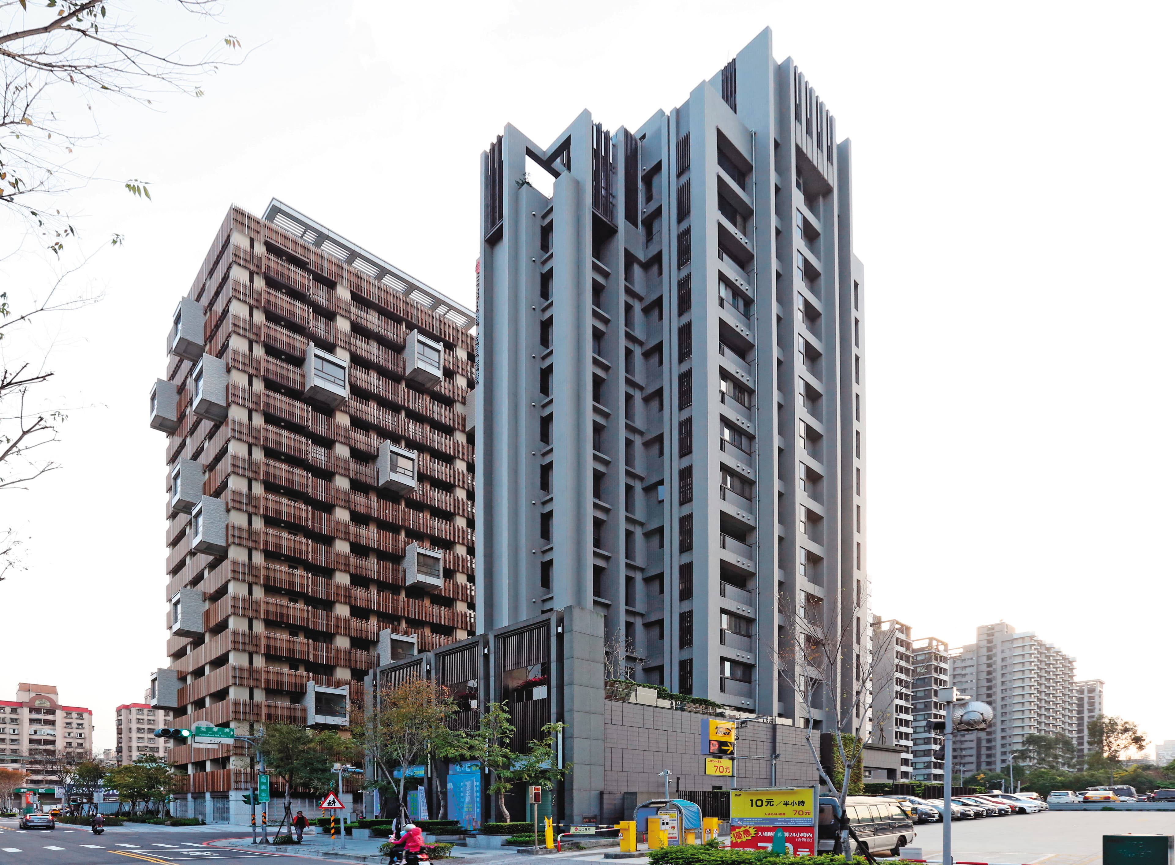 三發地產2008年成功借殼金革唱片上櫃,2013年轉上市,近年推案多在新北、高雄。