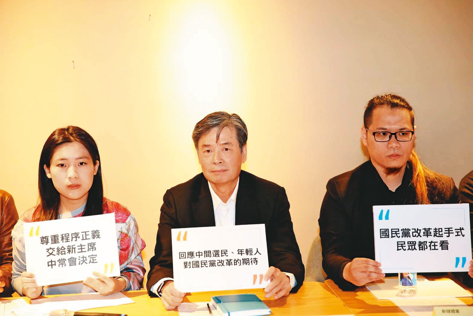許久未公開露面的金溥聰(中),一現身就對藍營時局發表看法,引起各方人馬關注。