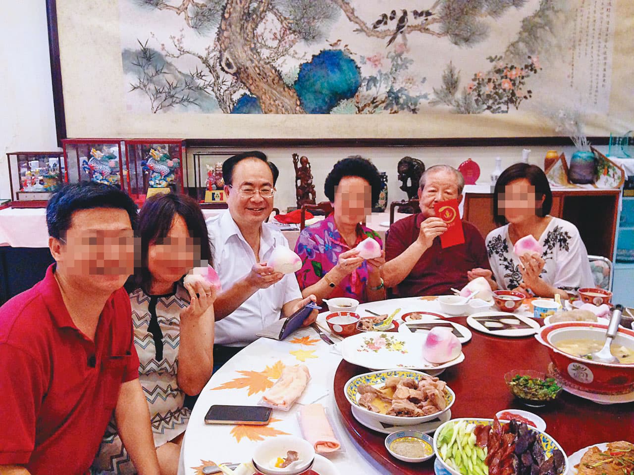 邱創煥(右2)去年過大壽時,包括邱皙穎(左3)在內所有子女都出席父親的壽宴。(翻攝臉書)