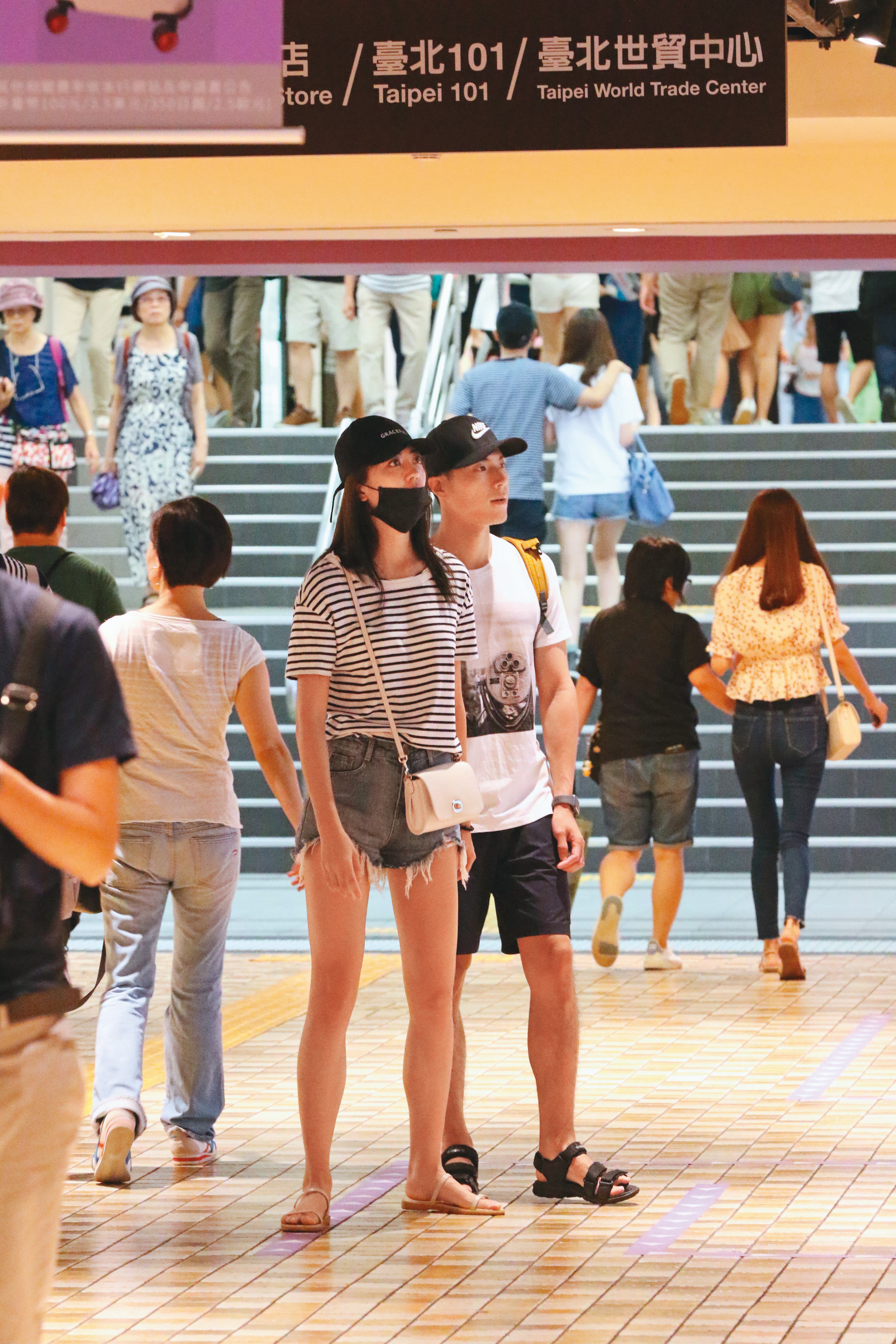 去年8月,本刊拍到陳育涵和唐振剛(右)約會,兩人不僅牽手、擁抱,還到男方家共度13小時。