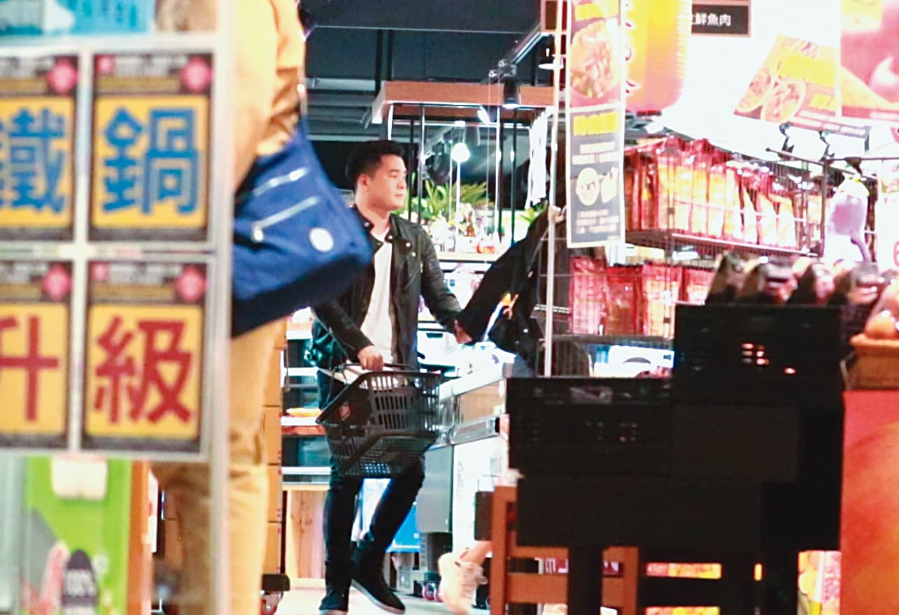 2/12 22:45,逛超市時,陳育涵忍不住伸手去牽皮衣男的手。