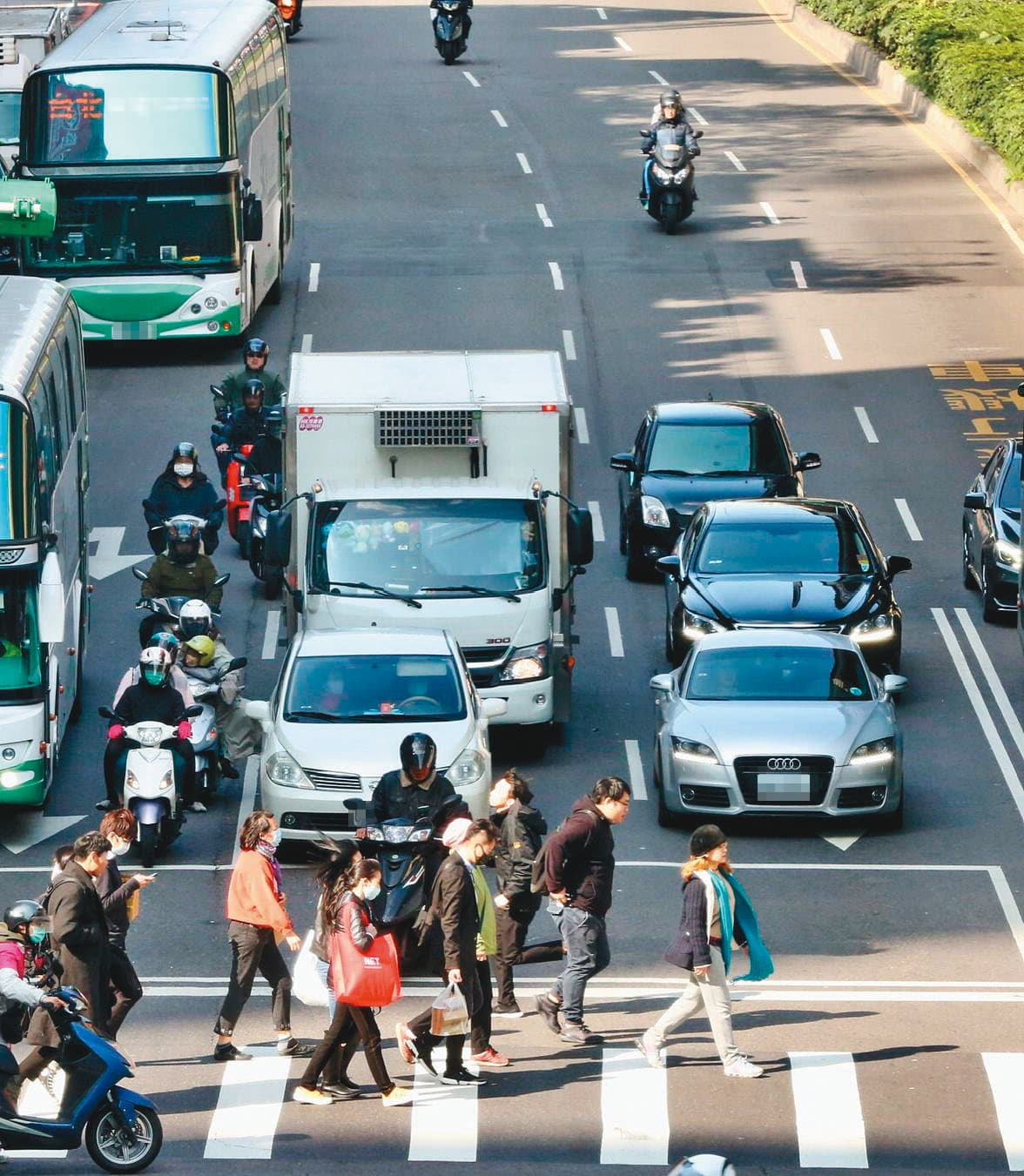 地方縣市隨處可見的白牌車,若未納管追蹤,恐成社區感染的可能破口。台灣首例疑似社區感染個案就是中部61歲的白牌車司機。