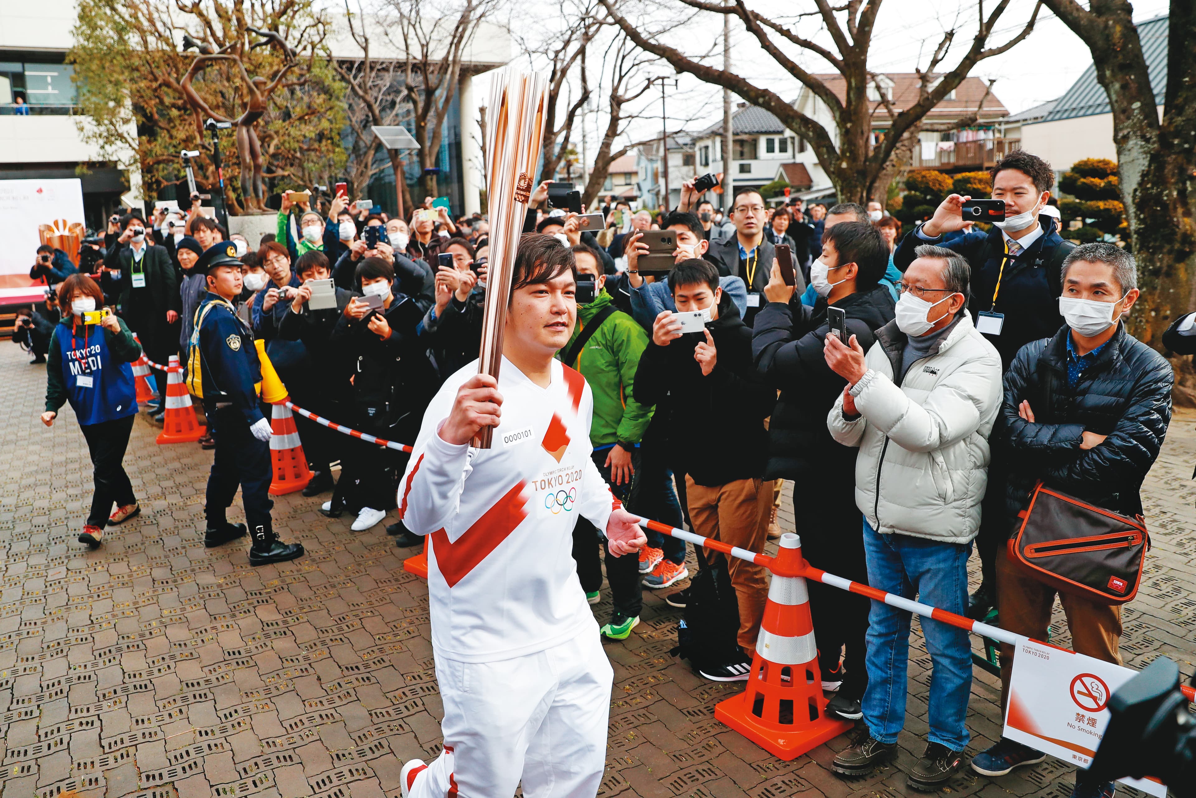 日本同樣出現數起疑似社區感染個案,扣除鑽石公主號確診案例,疫情嚴重度在亞洲僅次中國及新加坡。(達志影像)