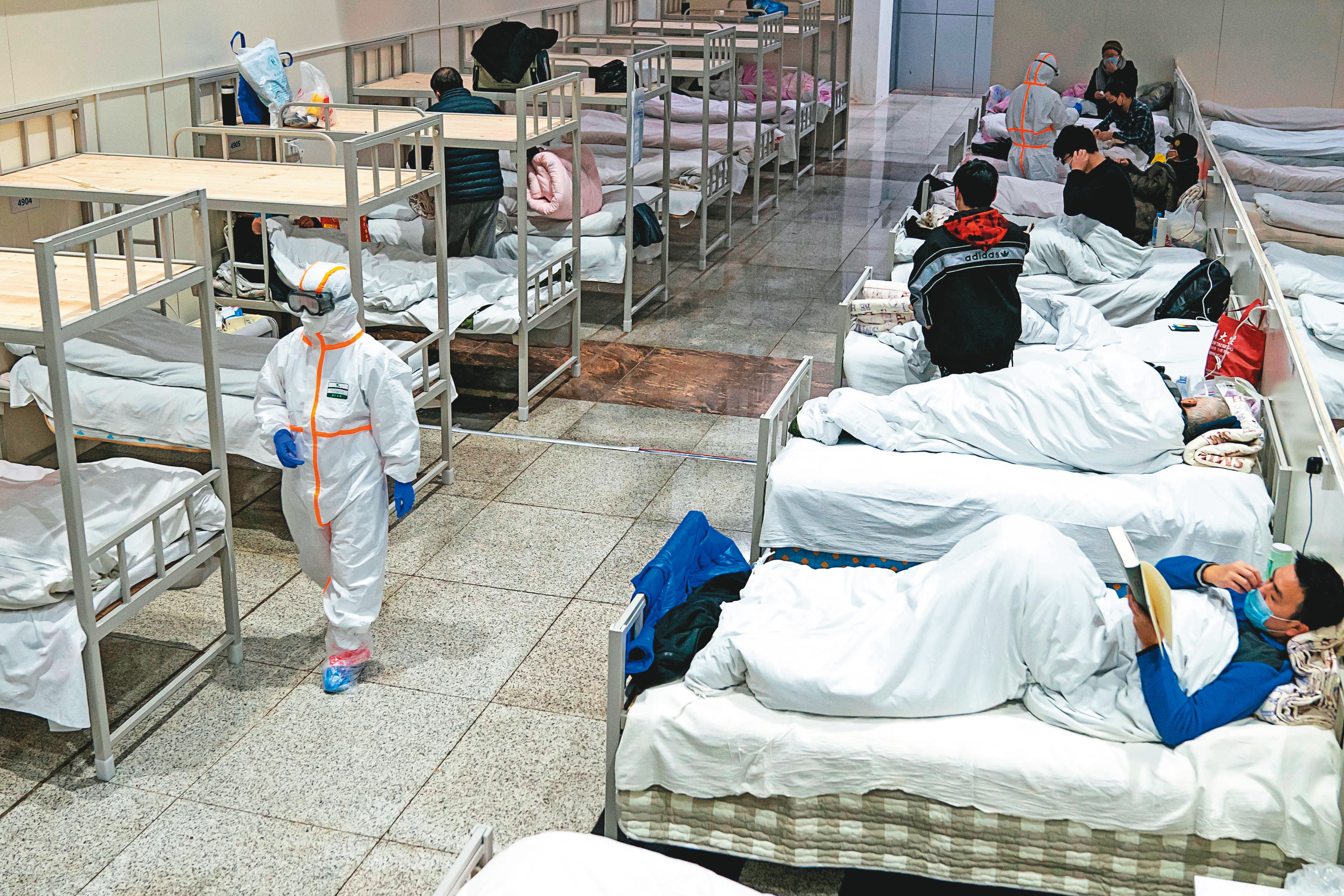 中國興建多處收治武漢肺炎病患的臨時醫院及隔離所,想把疫情鎖在固定範圍避免傳播,武漢國際會展中心也改裝成「方艙醫院」,但國際對此評價不一。(達志影像)