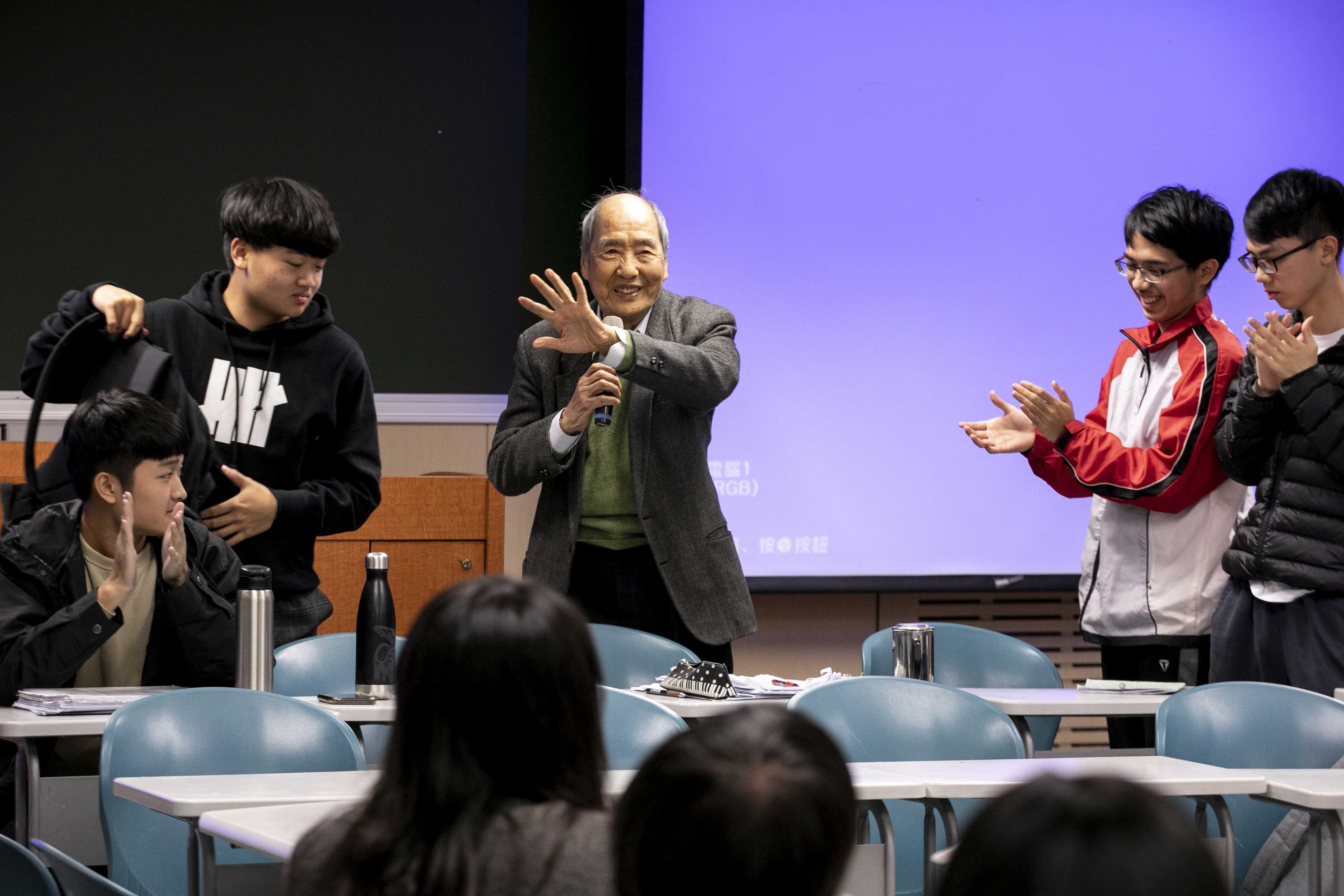 3小時課程,張則周通常安排2小時分組討論,讓來自不同科系的同學們彼此交流。