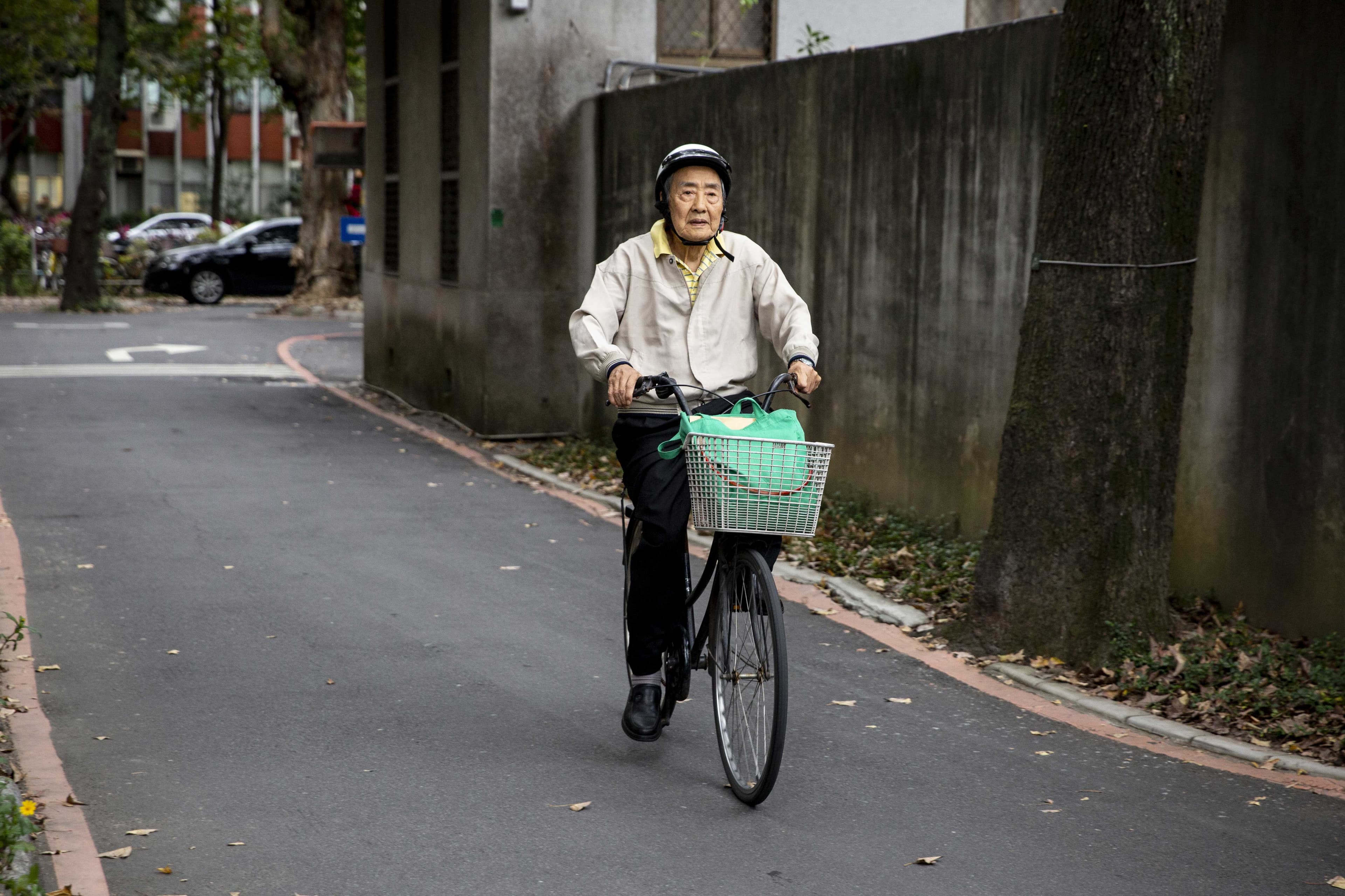 張則周出入多以腳踏車代步,經常叮嚀學生記得要戴安全帽。