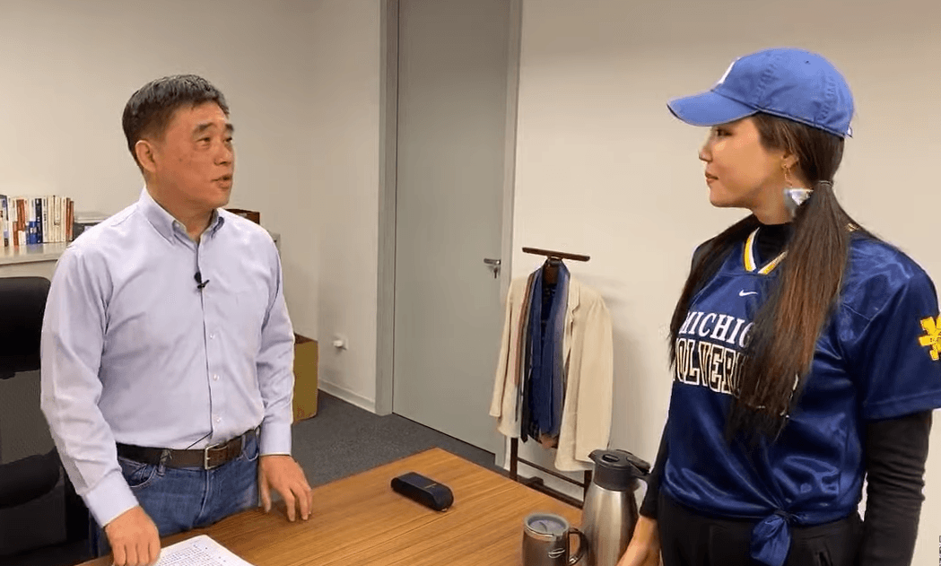 郝龍斌在訪問中，極力強調和韓國瑜的好交情，至於對郭台銘則是相當撇清。（翻攝自高鈞鈞YouTube）