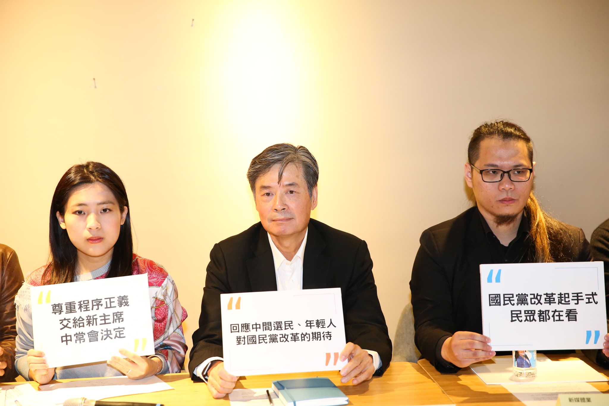 國民黨前祕書長金溥聰（中）和現任台北市議員徐巧芯（左）等人大動作召開記者會反對傅崐萁重回國民黨。