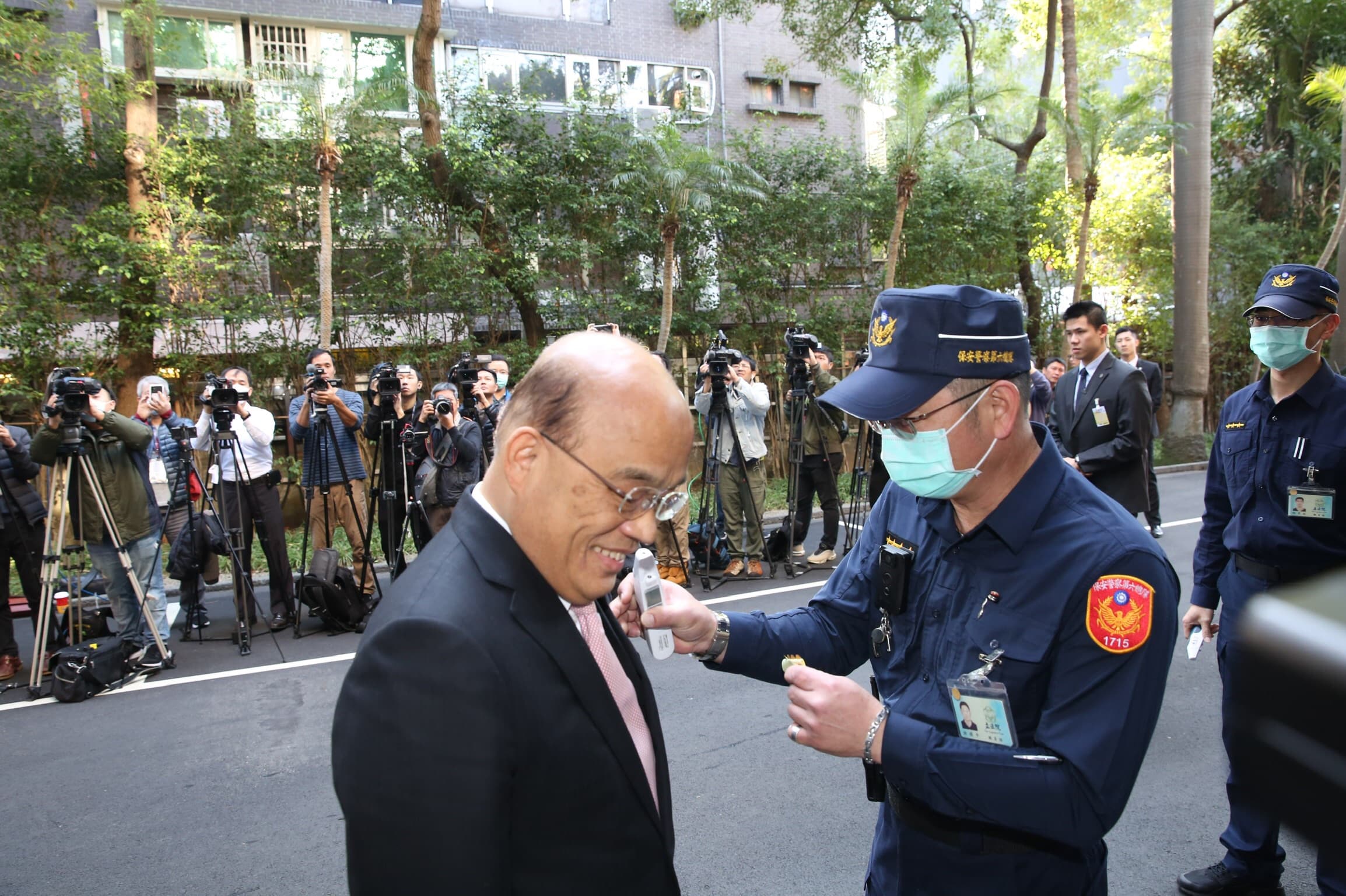 行政院長蘇貞昌抵達立法院議場時,由立院駐衛警為他量測體溫。