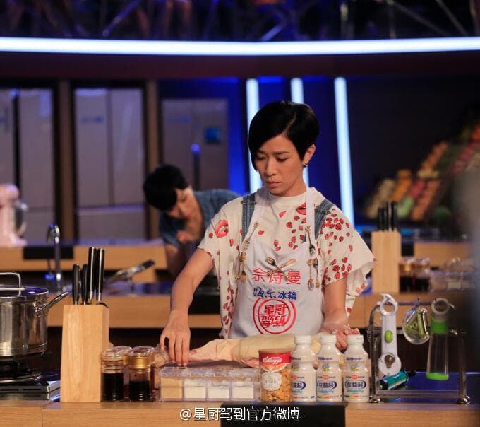 2016年佘詩曼以料理苦手身分參加《星廚駕到3》節目,沒想到廚藝精進,最後竟奪下總冠軍。(翻攝自星廚駕到官博)