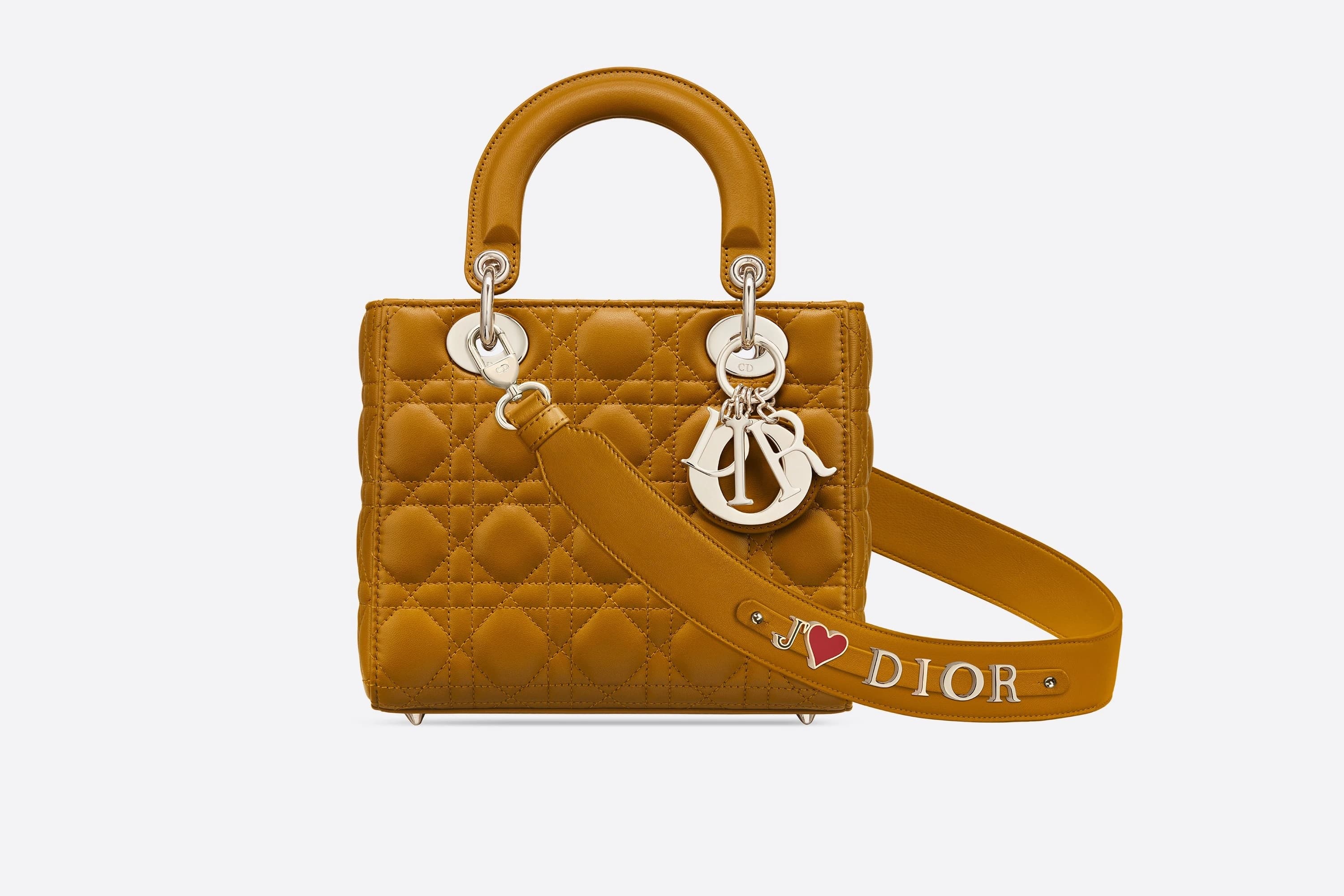 My ABCDior琥珀黃籐格紋小羊皮提包搭配客製化掛飾背帶。NT$130,000 (Dior提供)