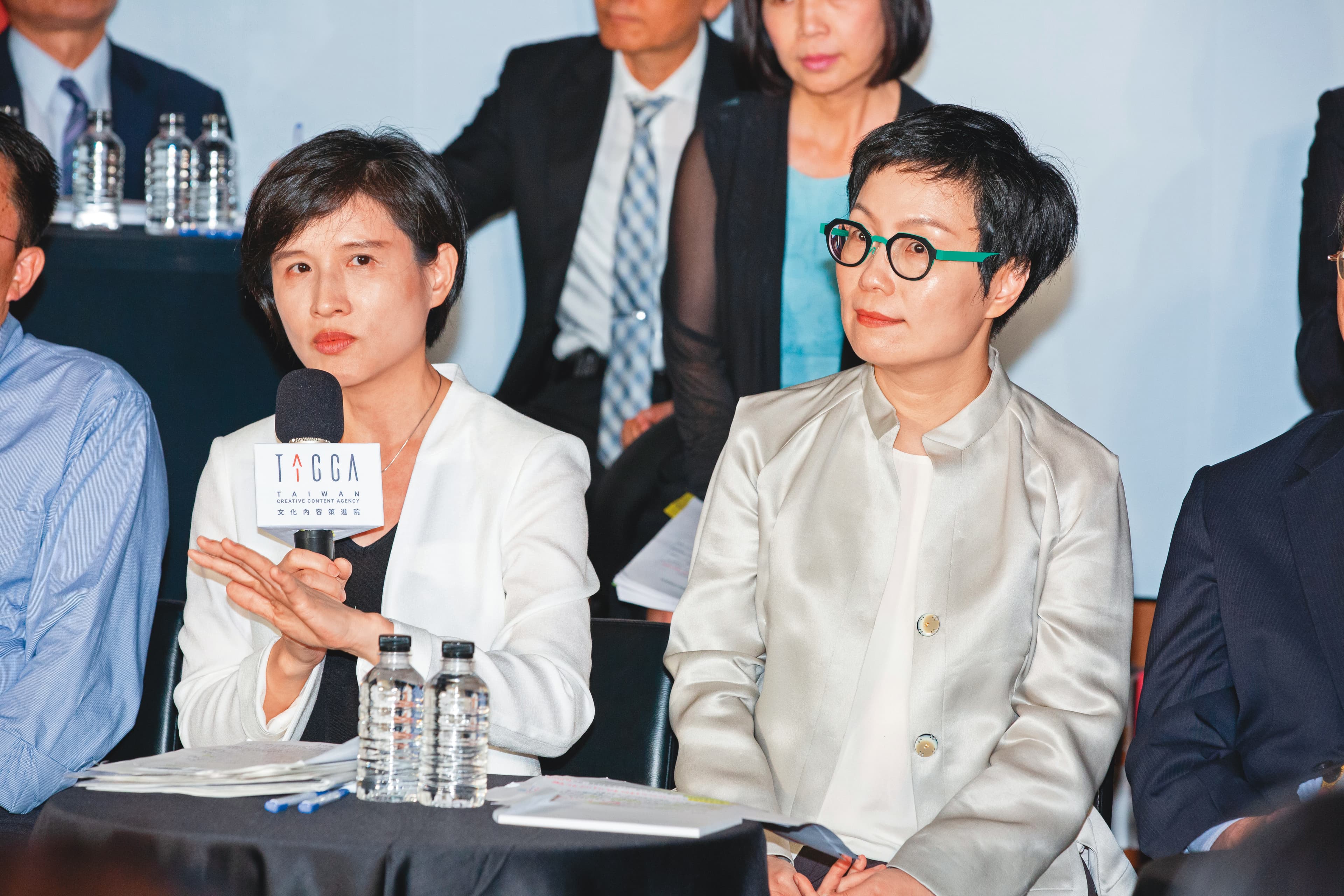 文化部長鄭麗君（左）長期推動文策院成立，去年6月由次長丁曉菁轉任文策院首任董事長。