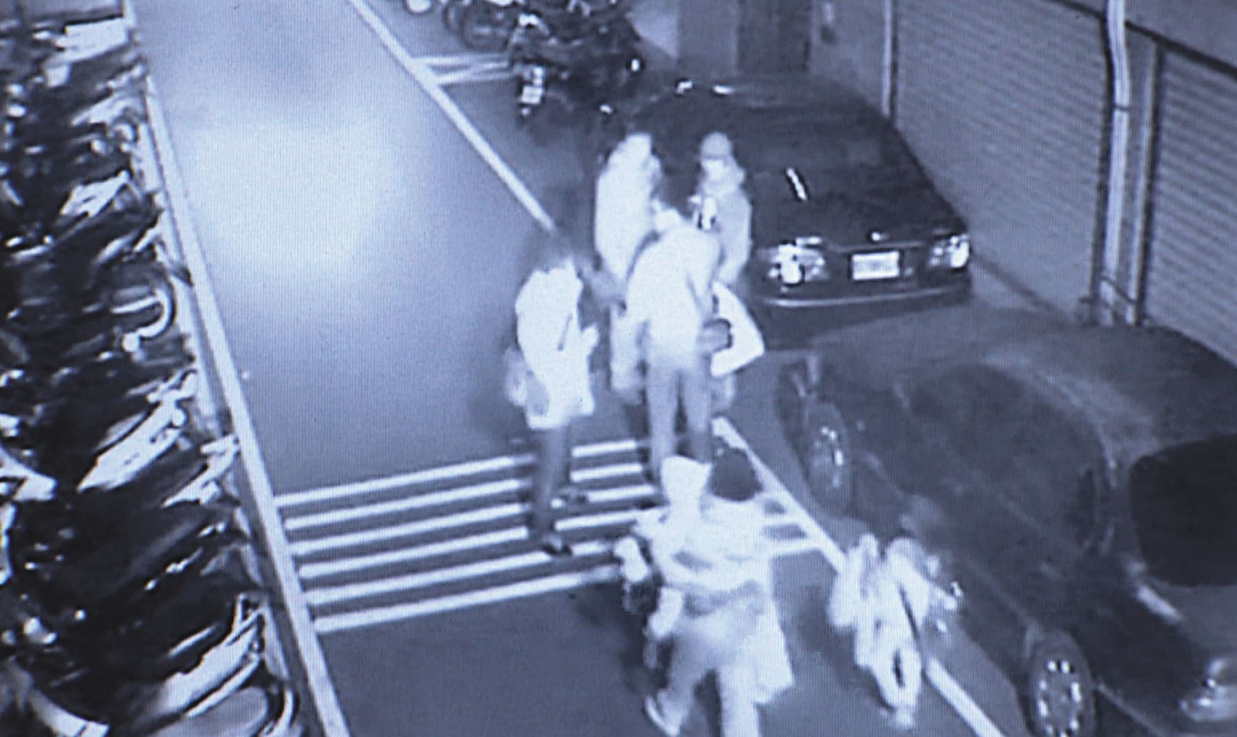 警方逮捕饒姓凶手的過程,被路旁監視器全程拍下。當時饒的女友及小孩正好在其身旁。(翻攝畫面)