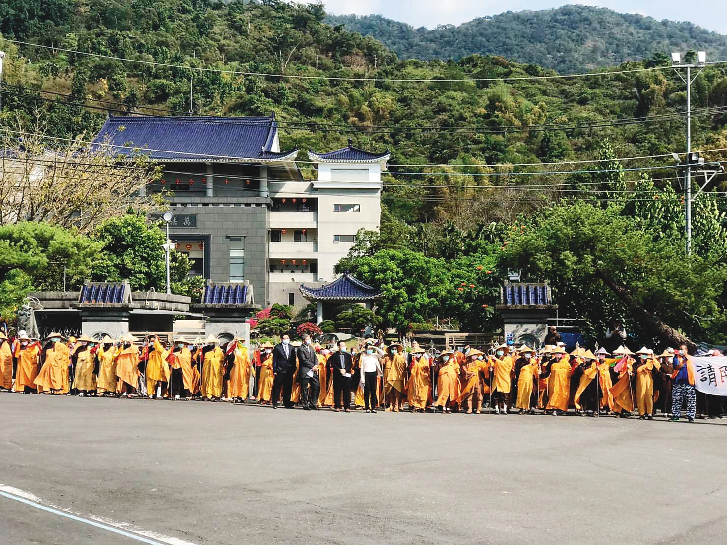 屏東縣府2月初至萬法寺消防安檢,寺方發動百名比丘尼在外阻擋。(讀者提供)